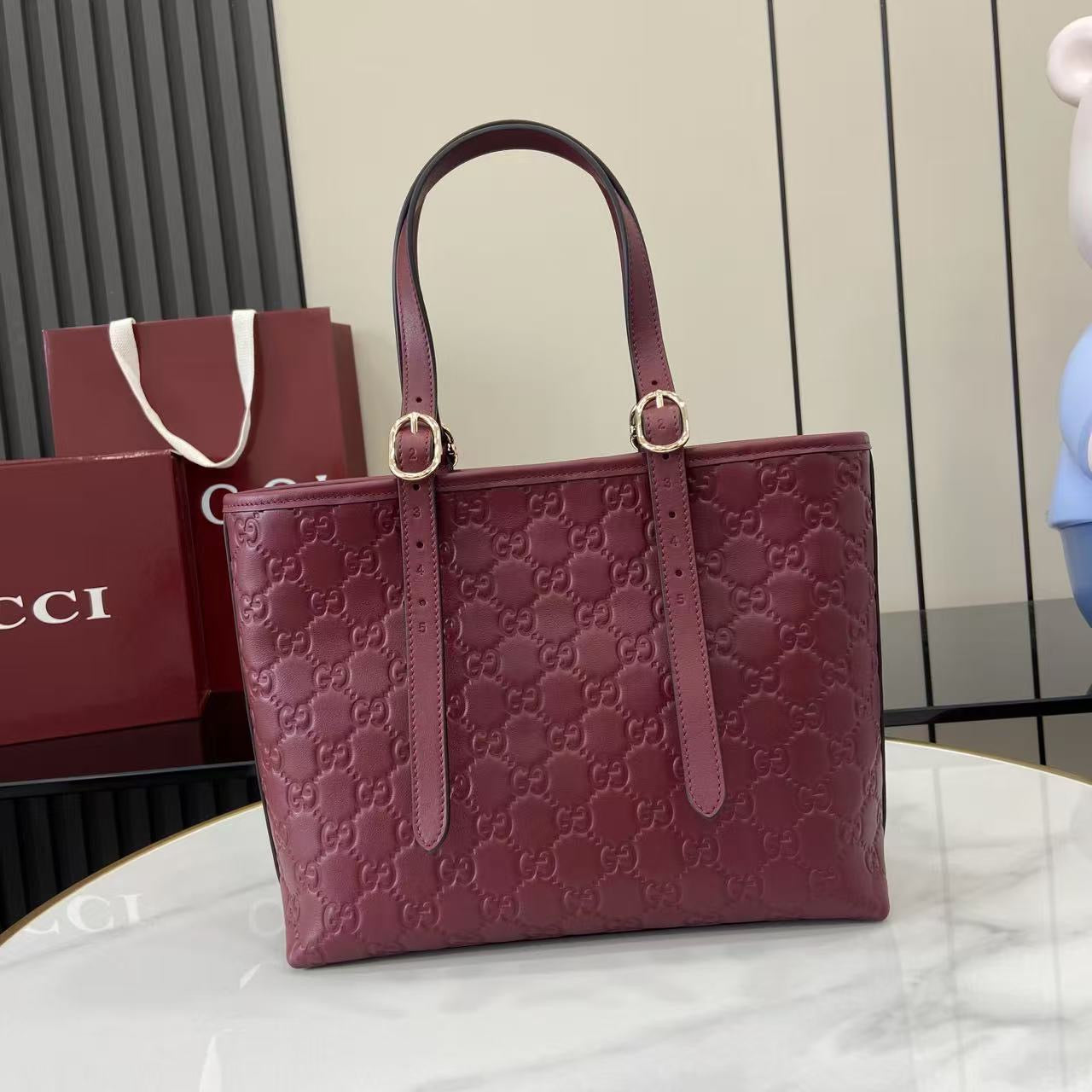 Gucci Emblem Large and medium leather tote bag