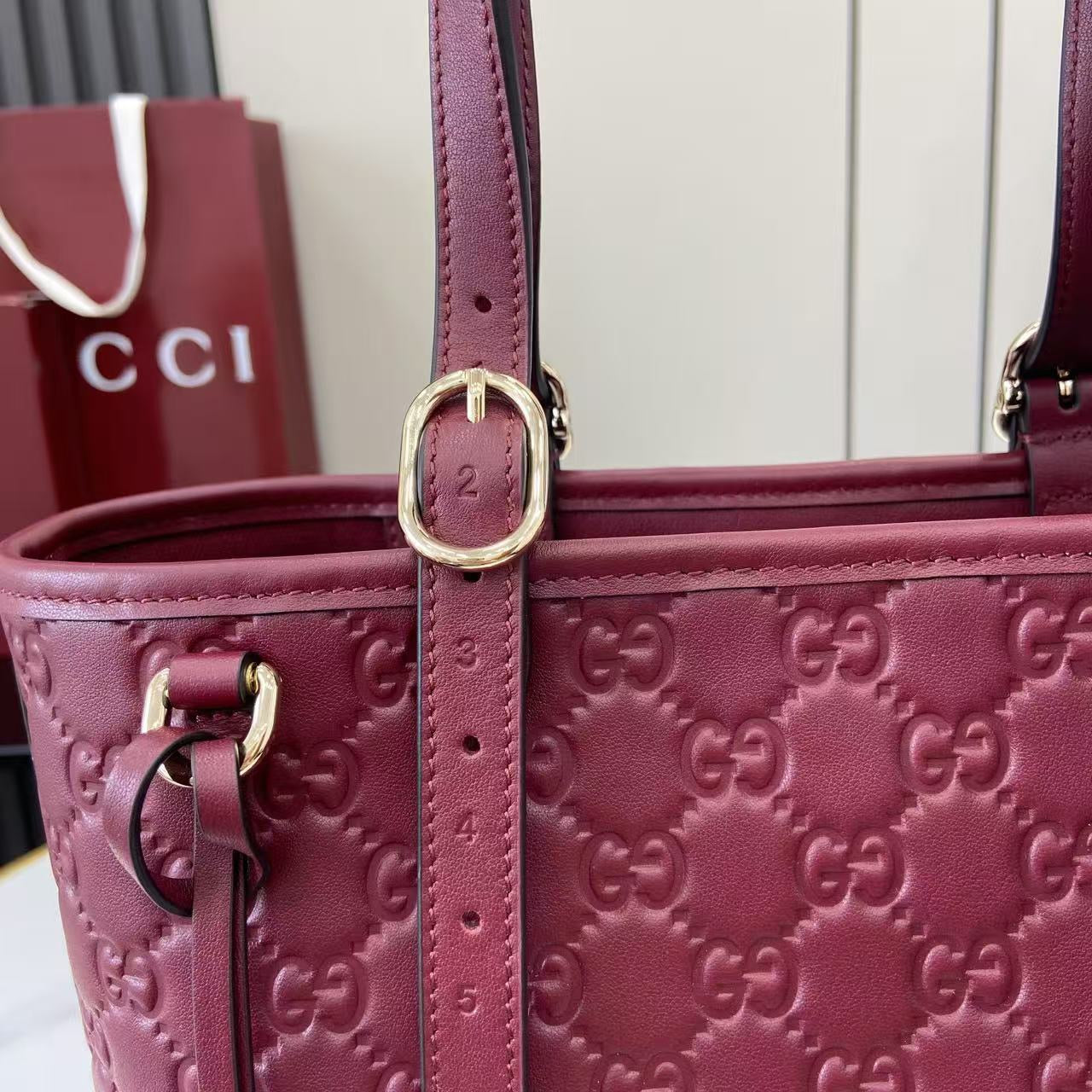 Gucci Emblem Large and medium leather tote bag