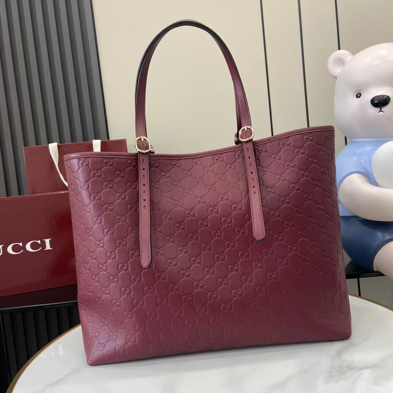 Gucci Emblem Large and medium leather tote bag