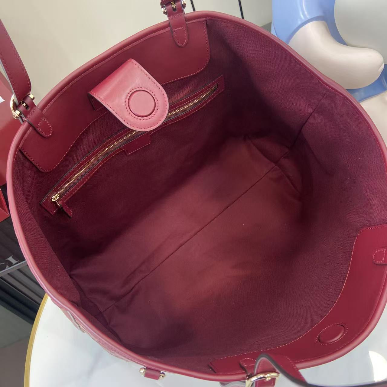 Gucci Emblem Large and medium leather tote bag