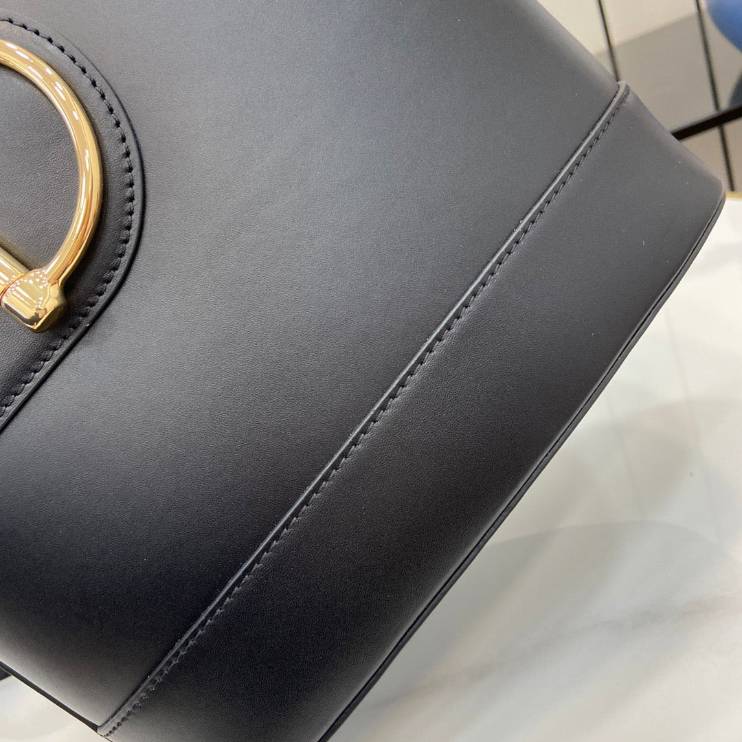 Gucci 73 small bucket bag in leather