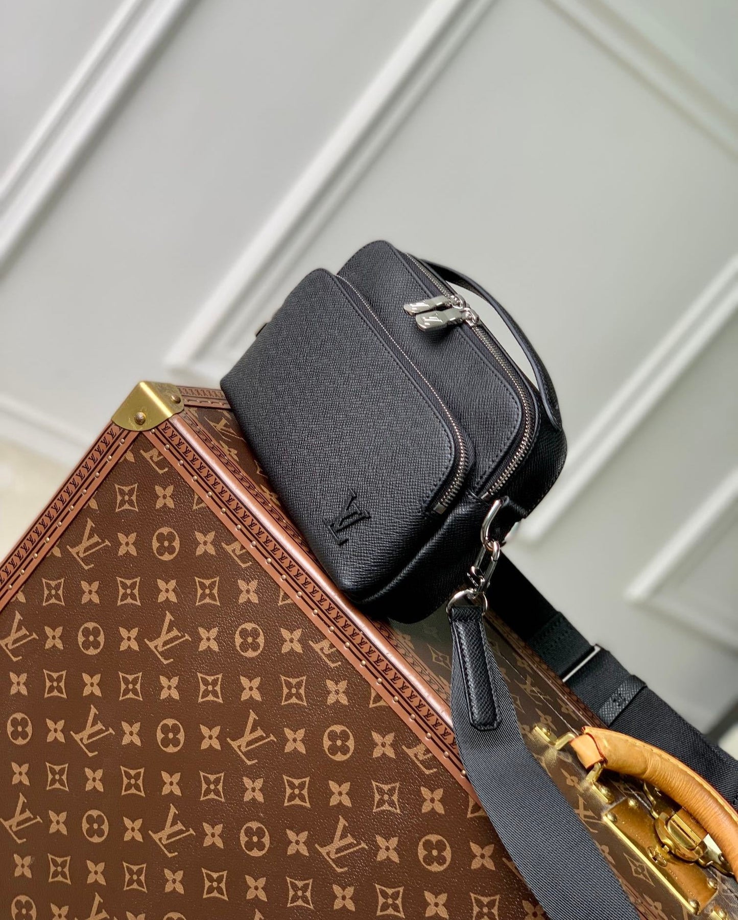 Louis Vuitton Avenue Messenger Taiga leather