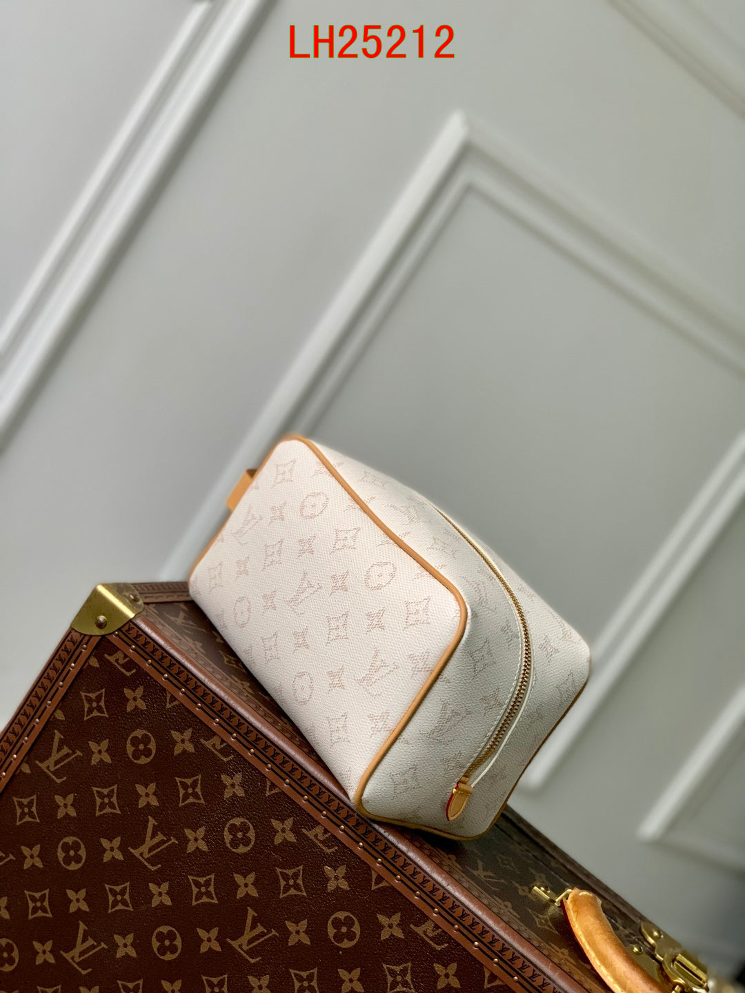 Louis Vuitton Locker Dopp Kit