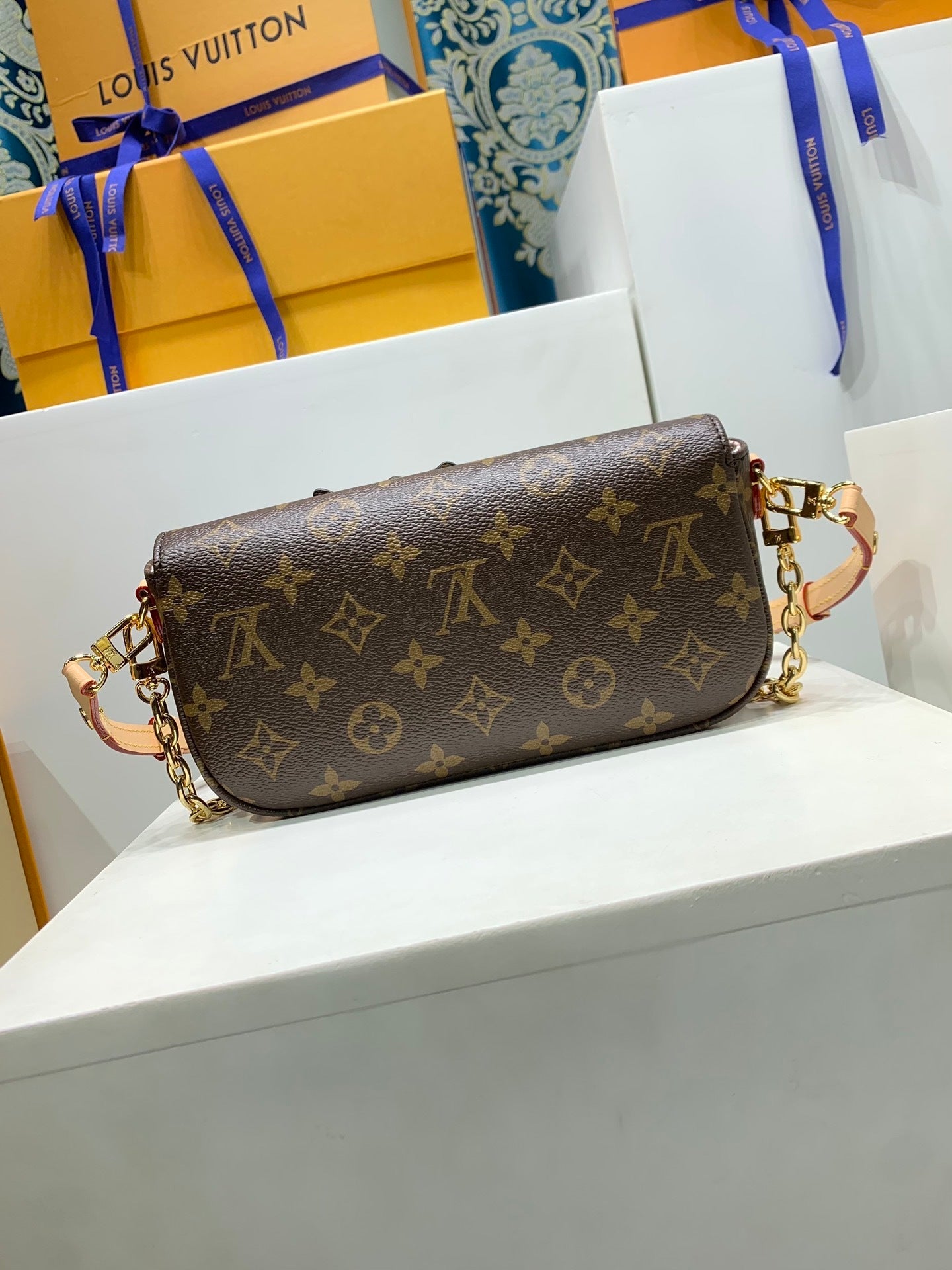 Louis Vuitton Wallet On Chain Ivy