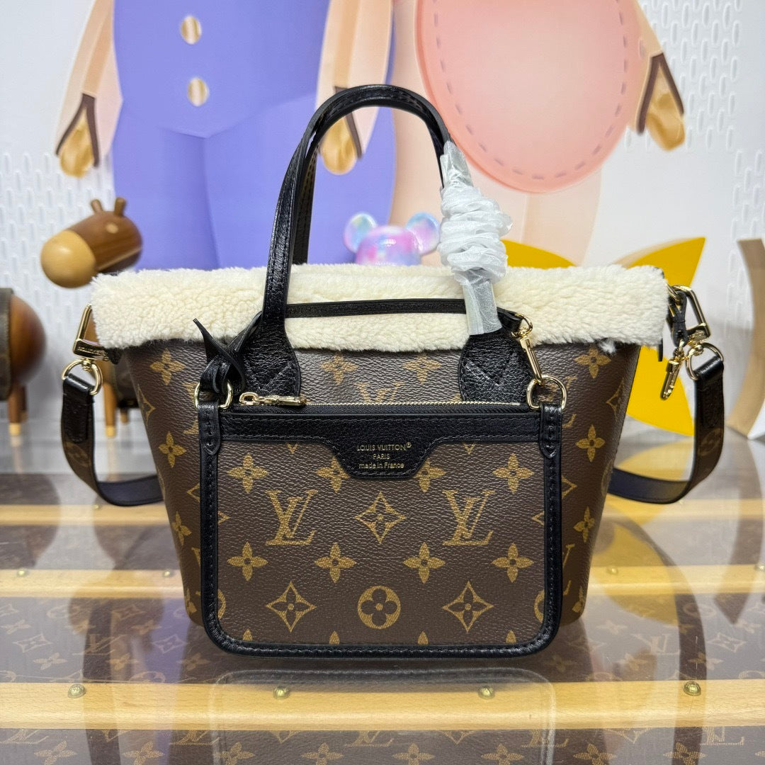 Louis Vuitton Neverfull Bandoulière Inside Out BB