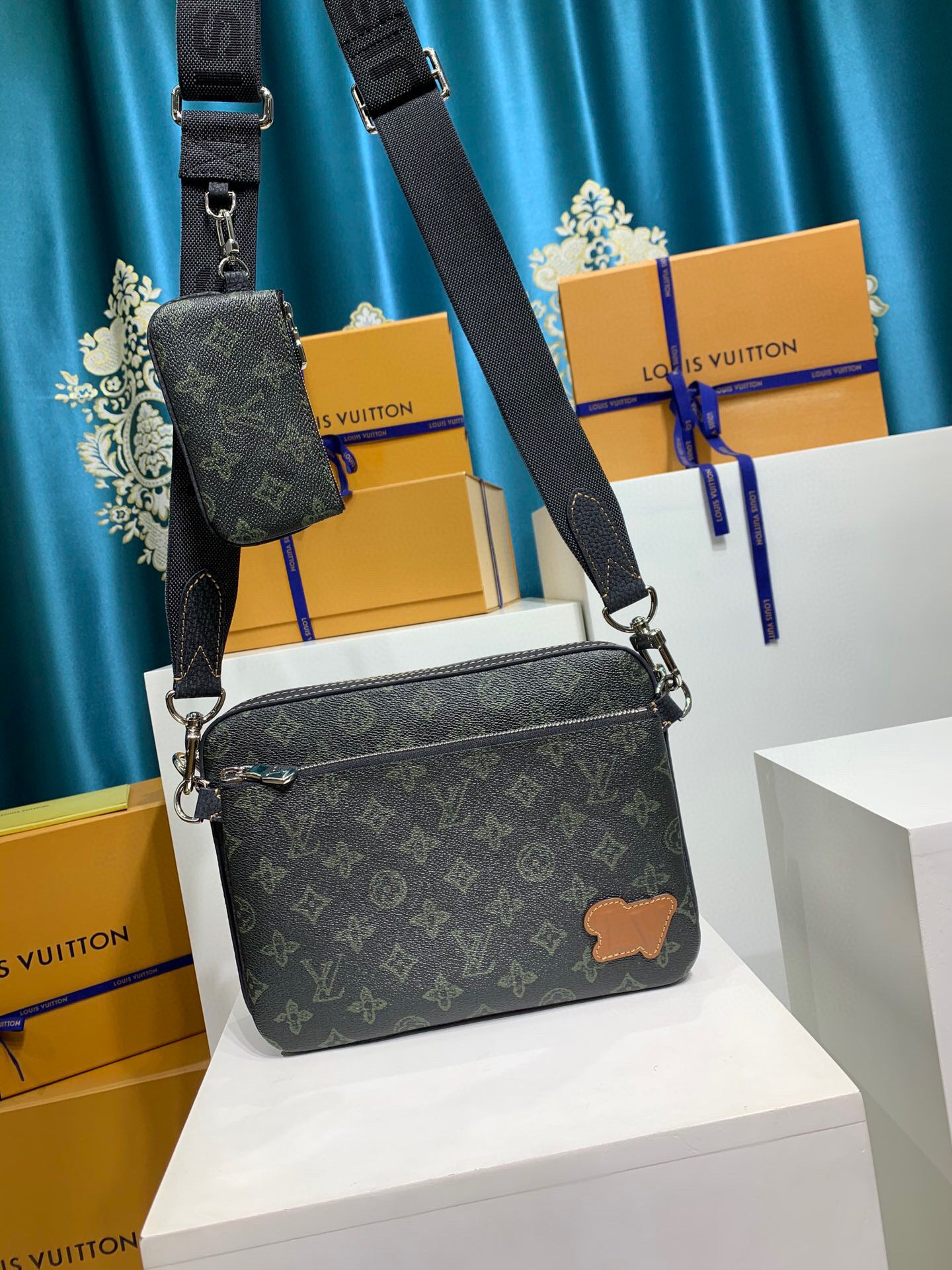 Louis Vuitton Trio Messenger bag