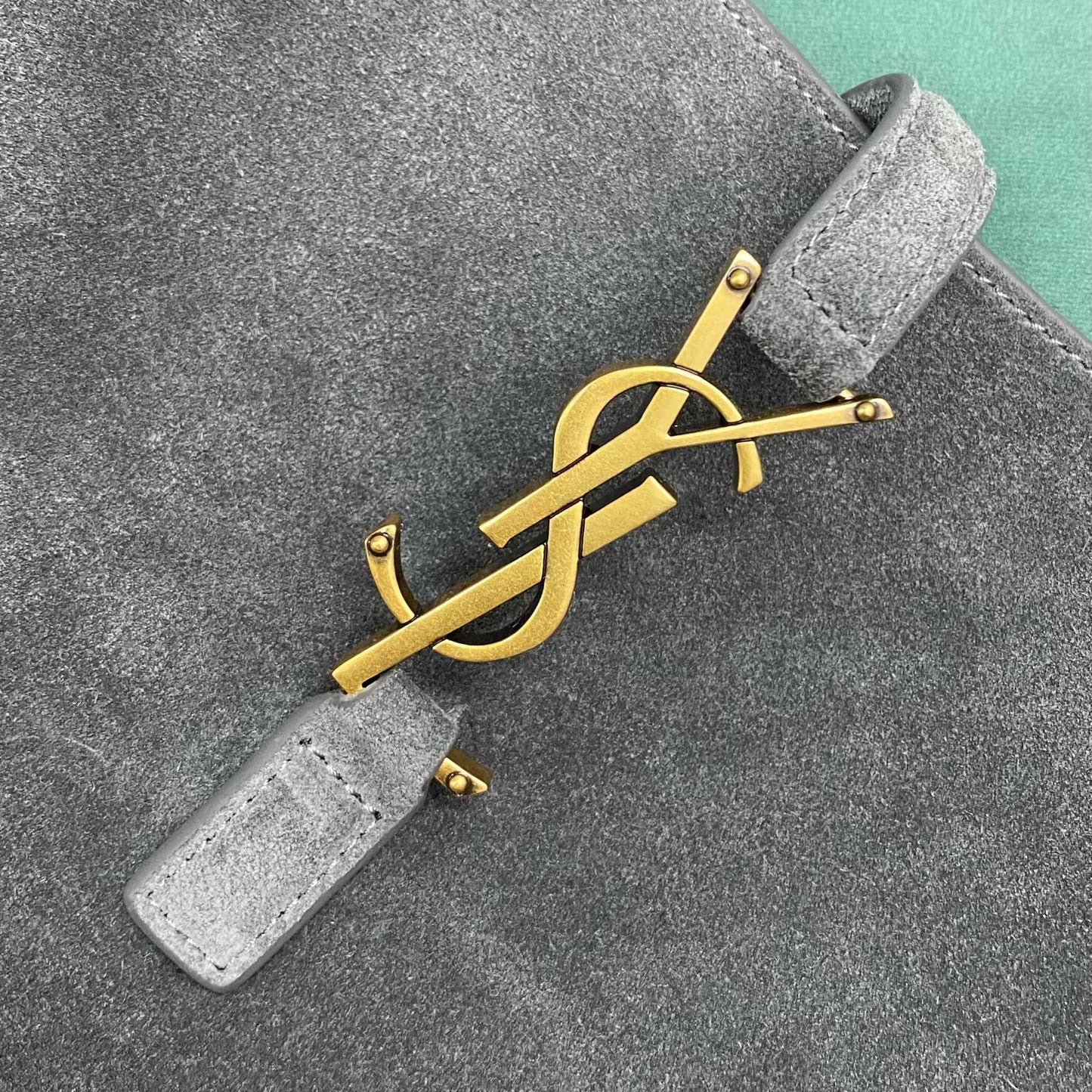 LE 5 À 7 supple LARGE in suede