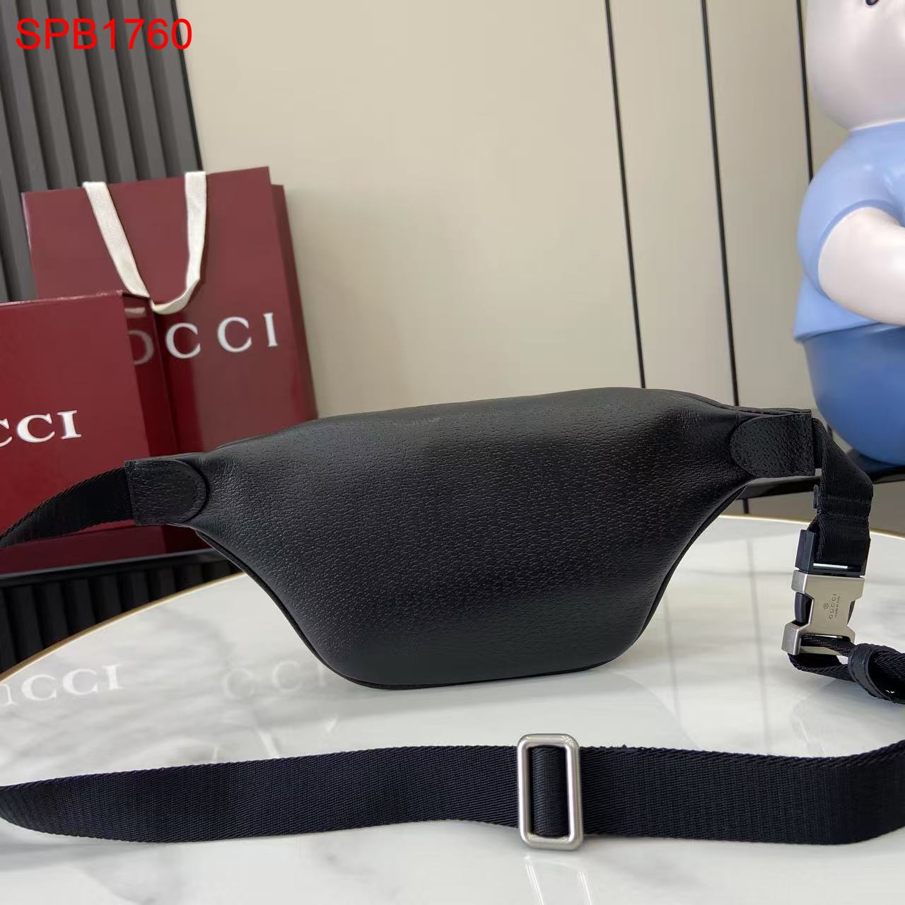 Gucci leather small belt bag