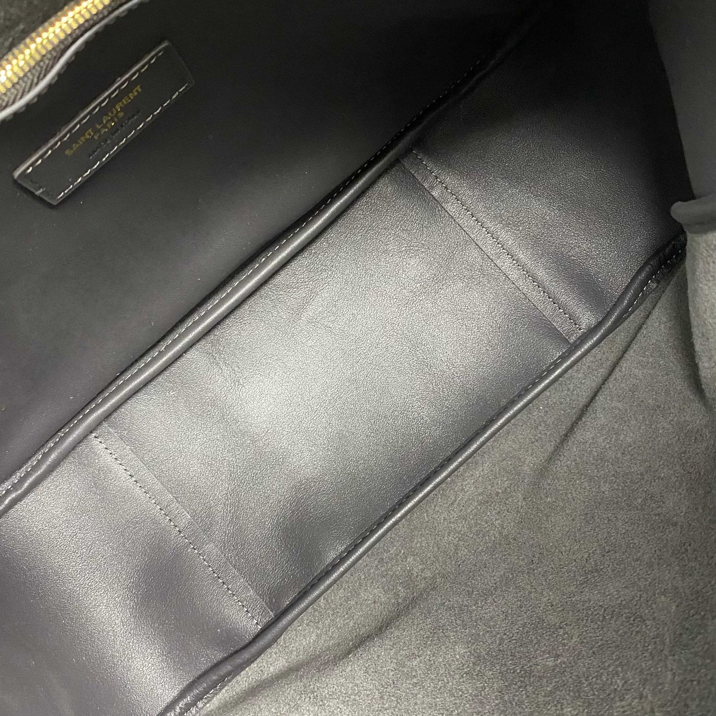 LE 5 À 7 supple LARGE in suede