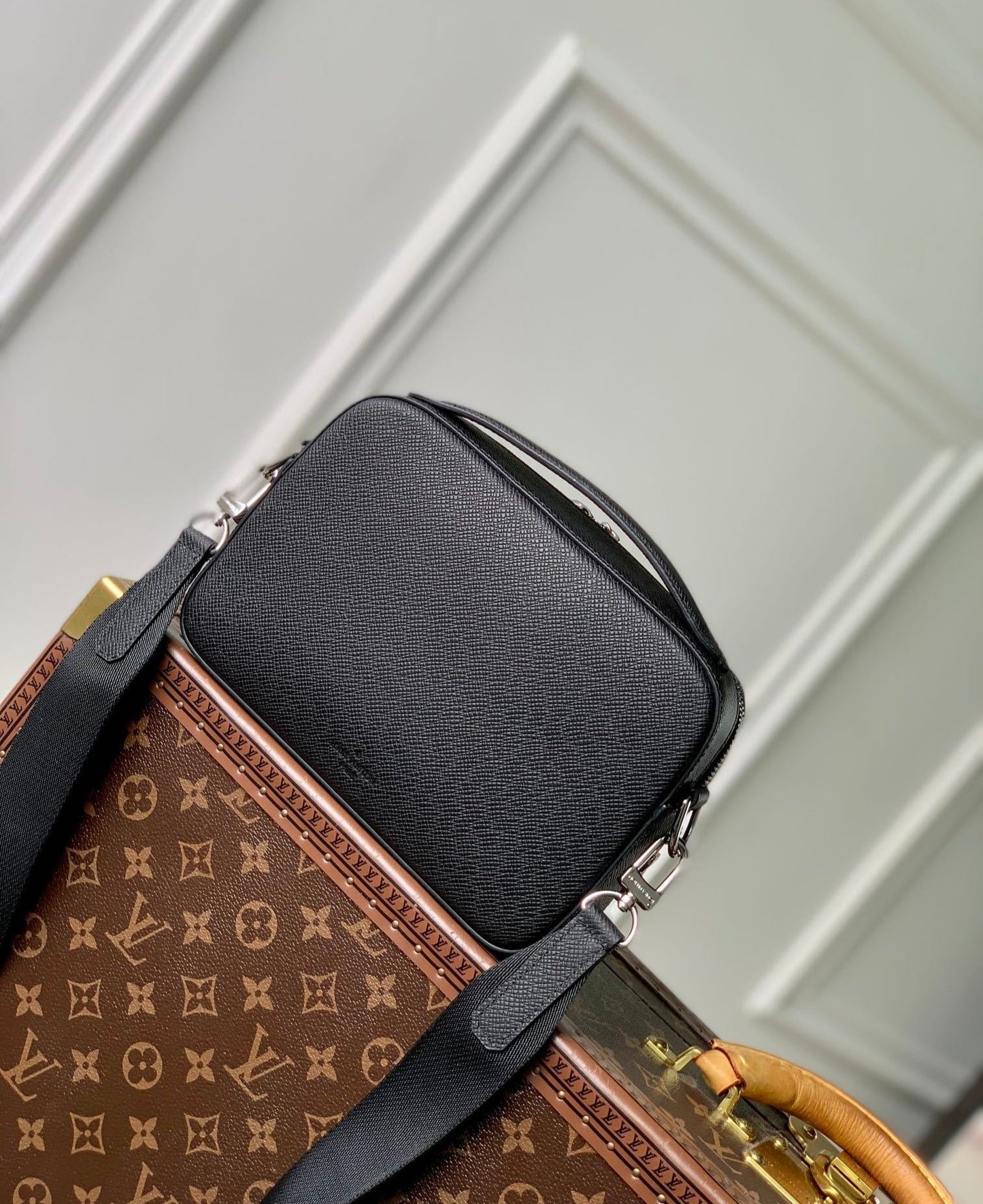 Louis Vuitton Avenue Messenger Taiga leather
