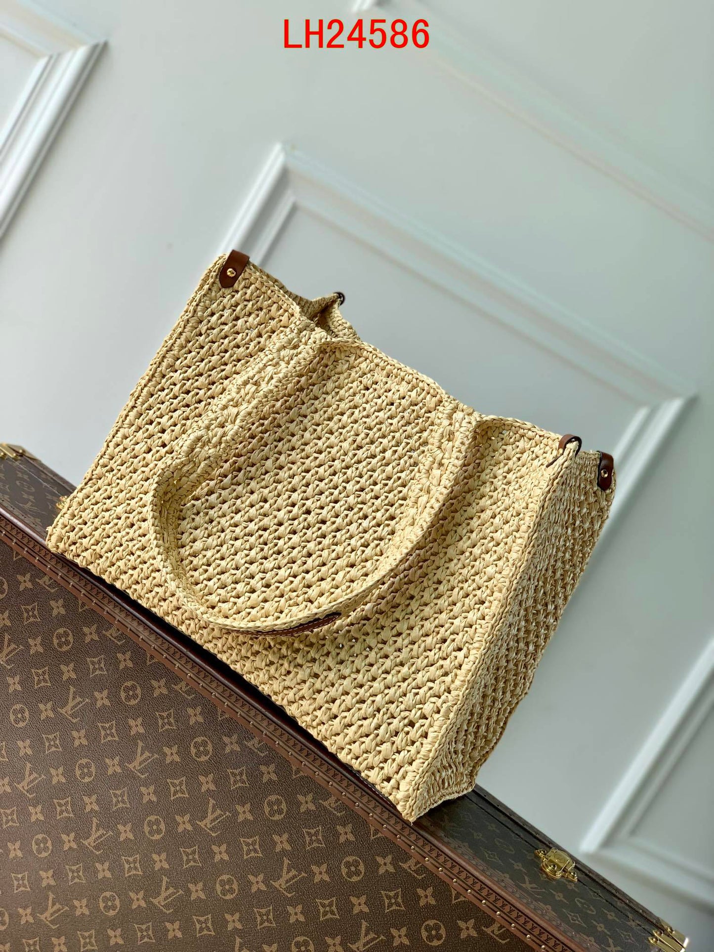 Louis Vuitton Onthego MM Straw bag By The Pool