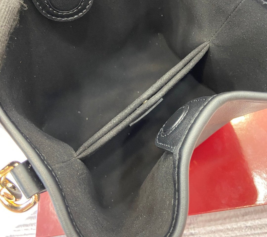 Gucci leather Emblem Bucket bag