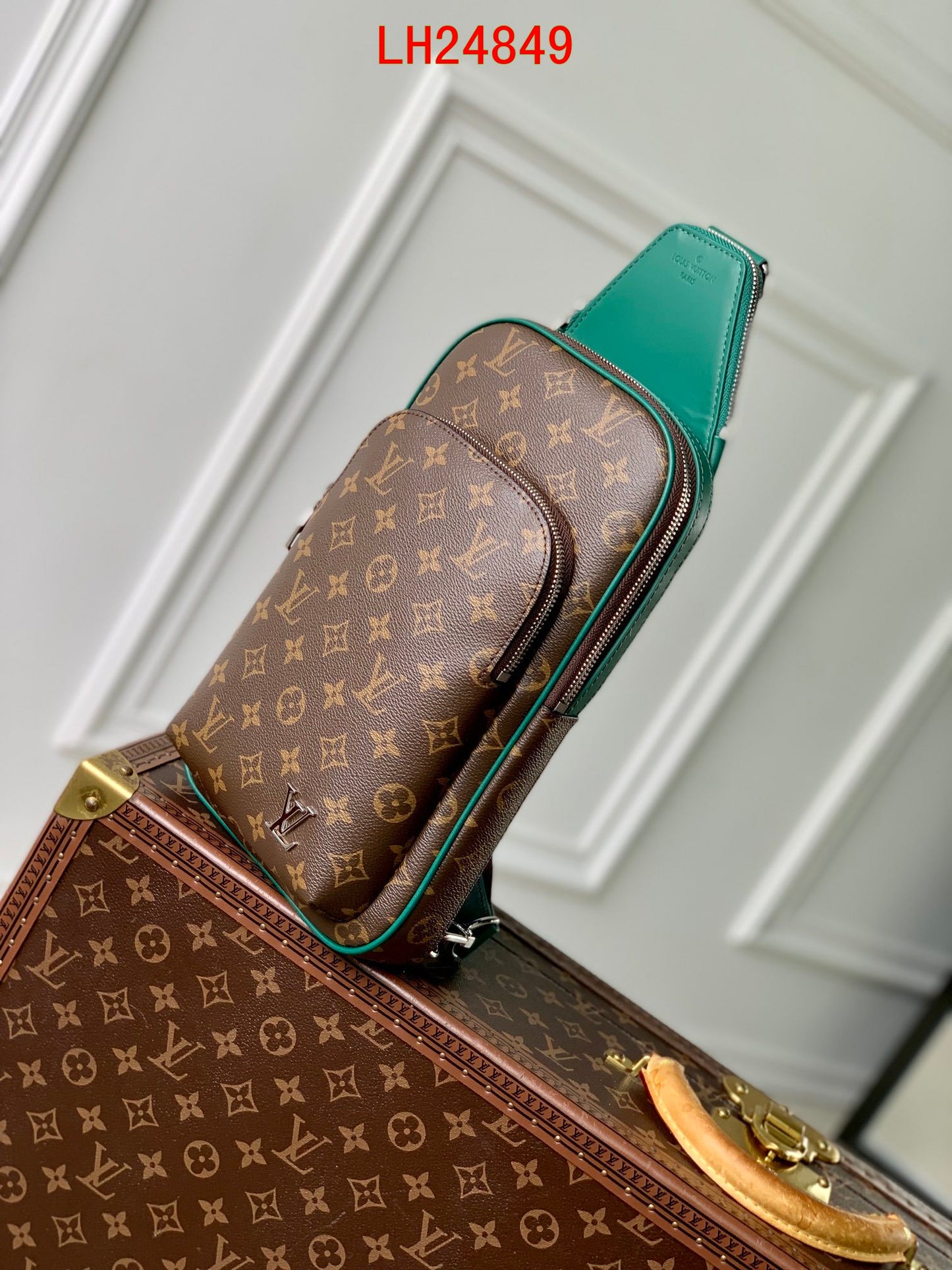 Louis Vuitton Avenue Slingbag