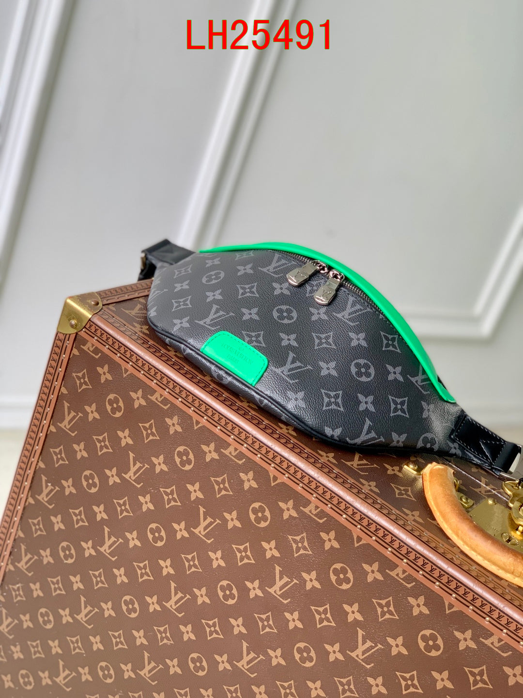 Louis Vuitton Discovery bumbag
