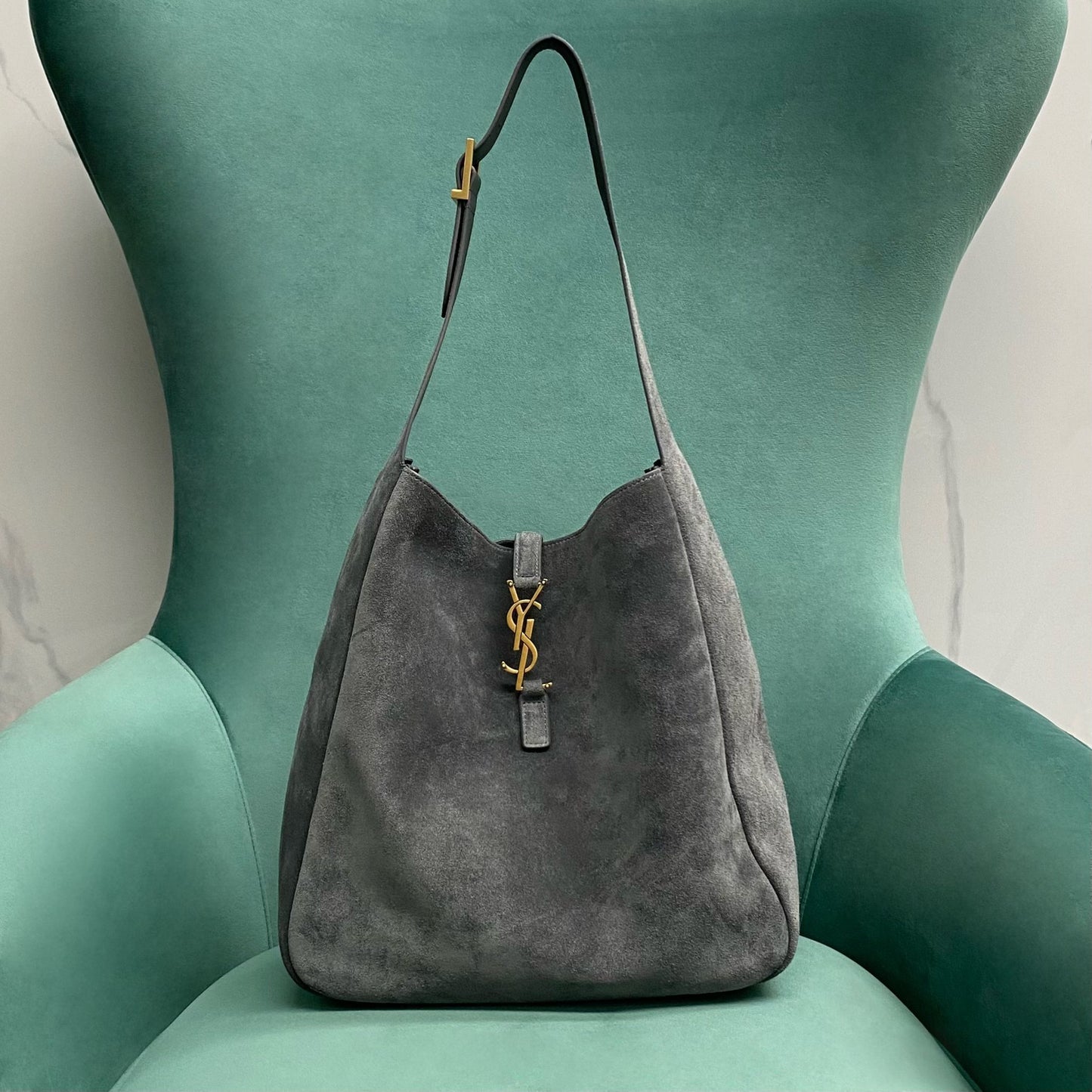 LE 5 À 7 supple LARGE in suede