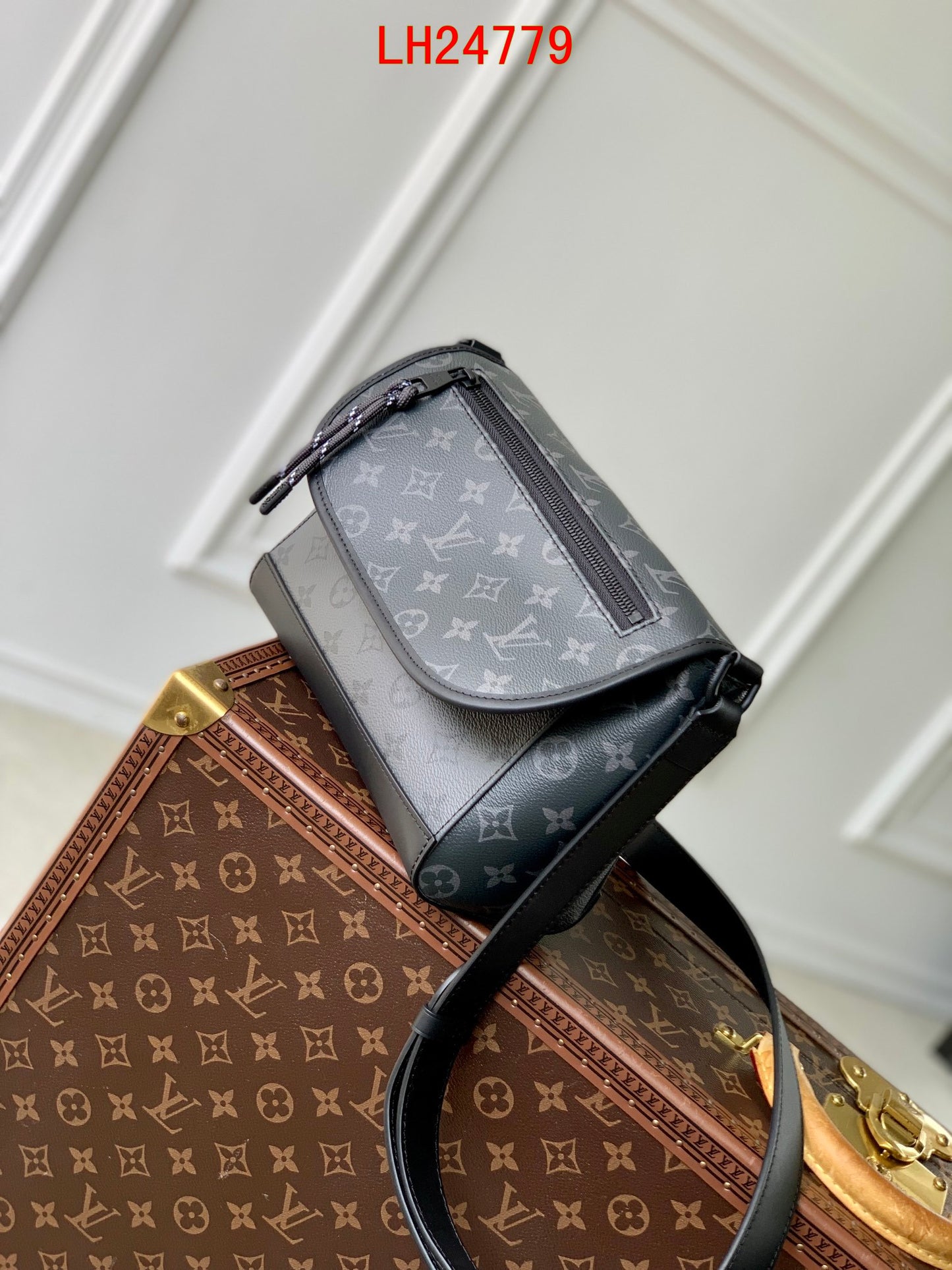 Louis Vuitton Pulse MM Messenger monogram