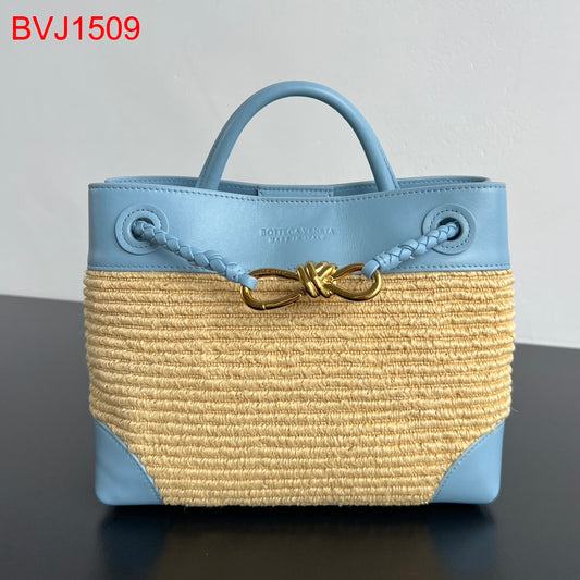 Bottega Veneta Small Andiamo raffia torchon with signature knot