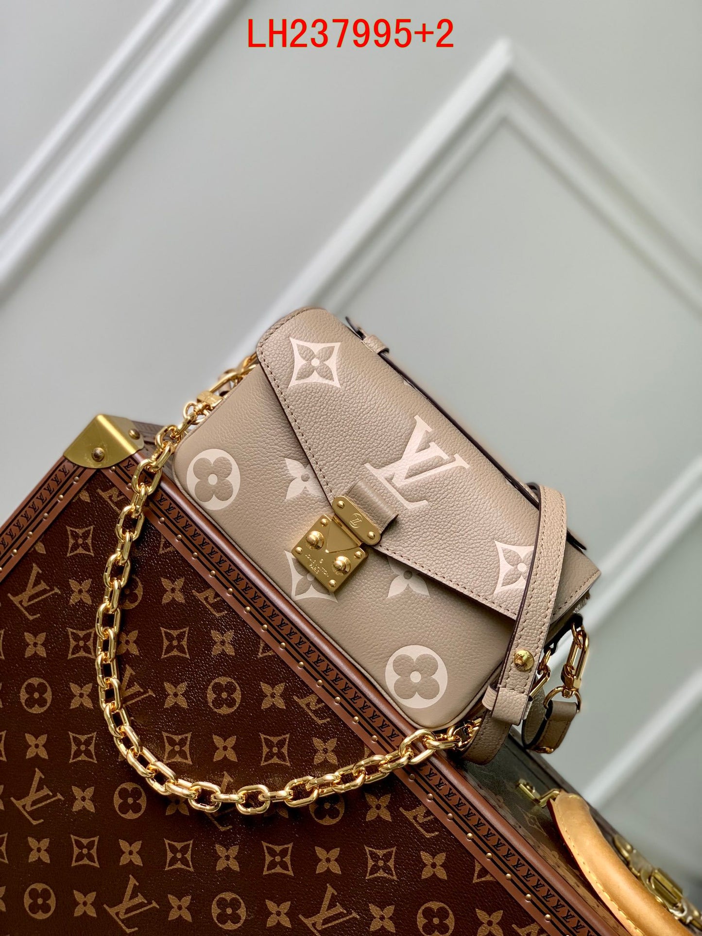 Louis Vuitton pochette metis east west