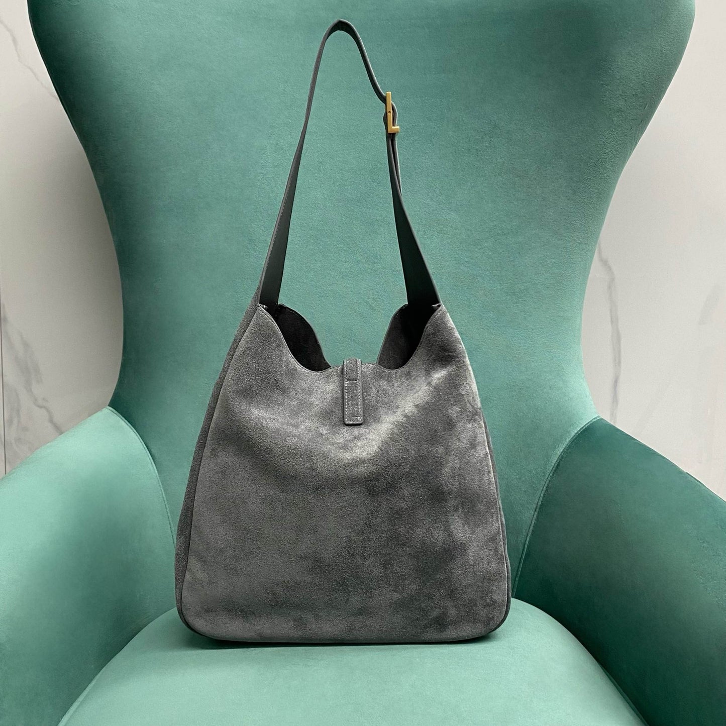 LE 5 À 7 supple LARGE in suede