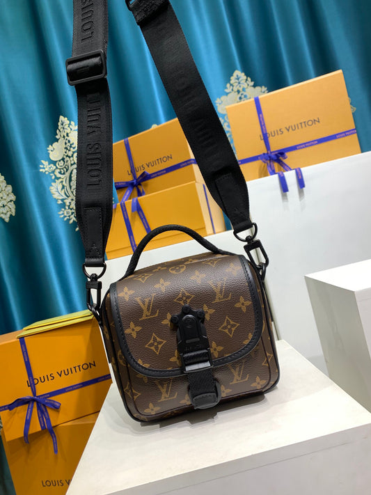 Louis Vuitton Quest Messenger monogram