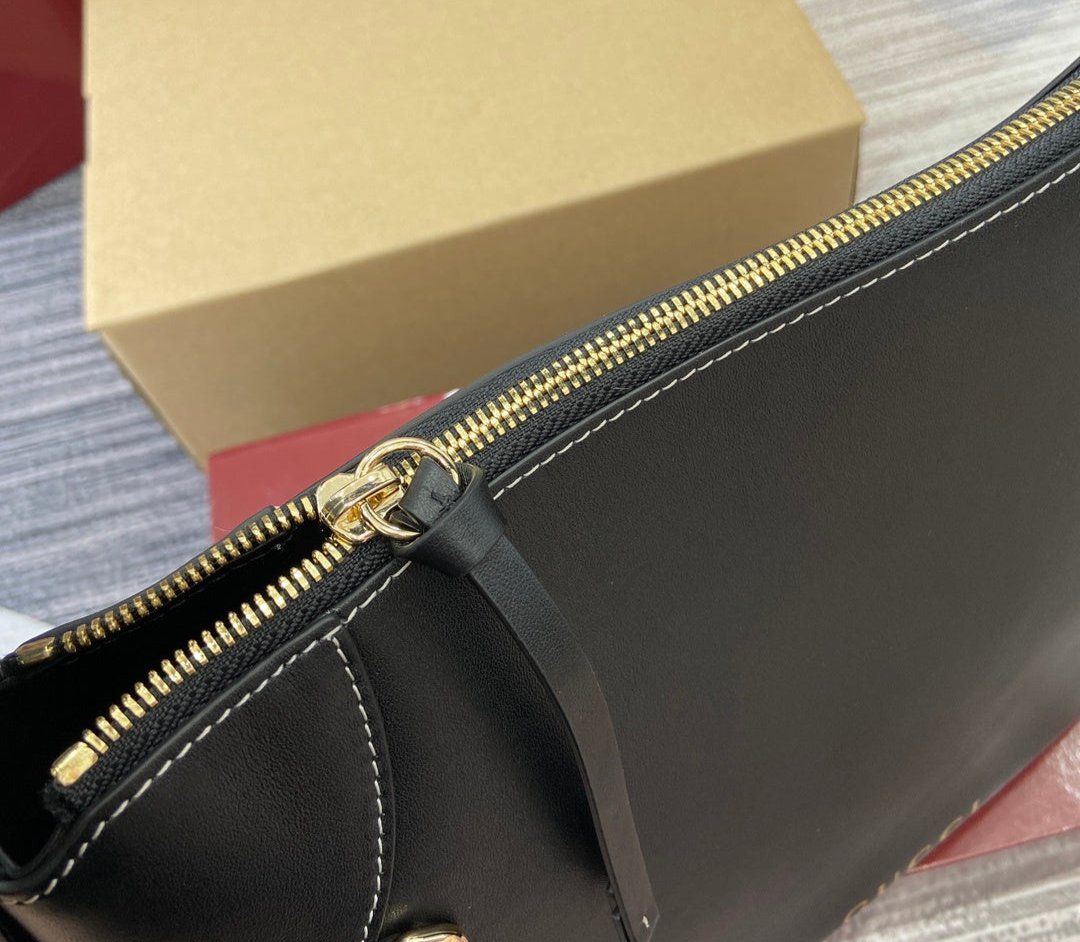 Gucci Emblem leather large shoulder bag