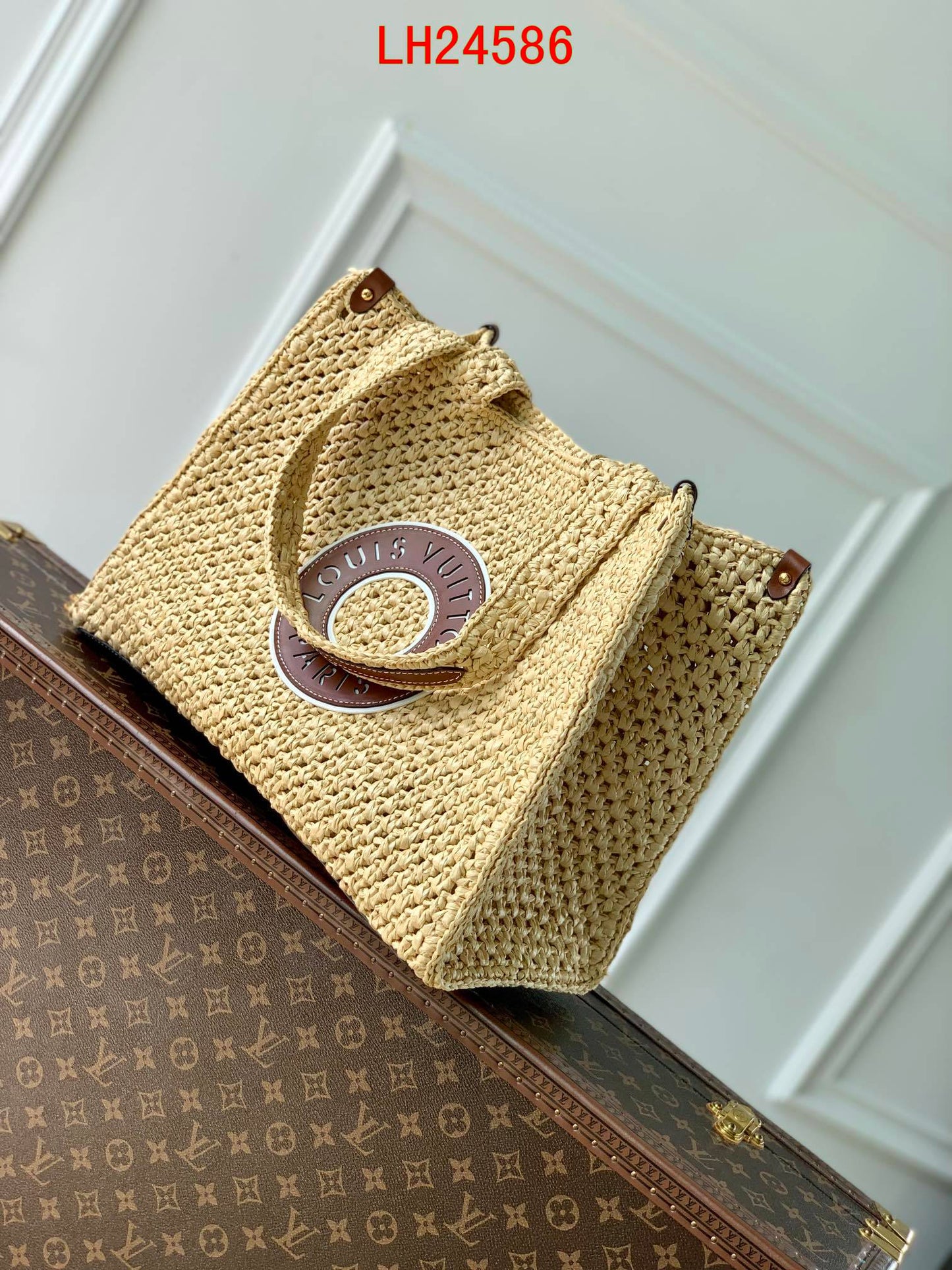 Louis Vuitton Onthego MM Straw bag By The Pool