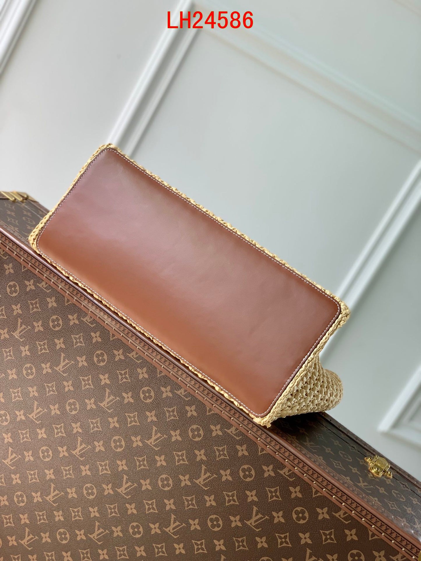 Louis Vuitton Onthego MM Straw bag By The Pool