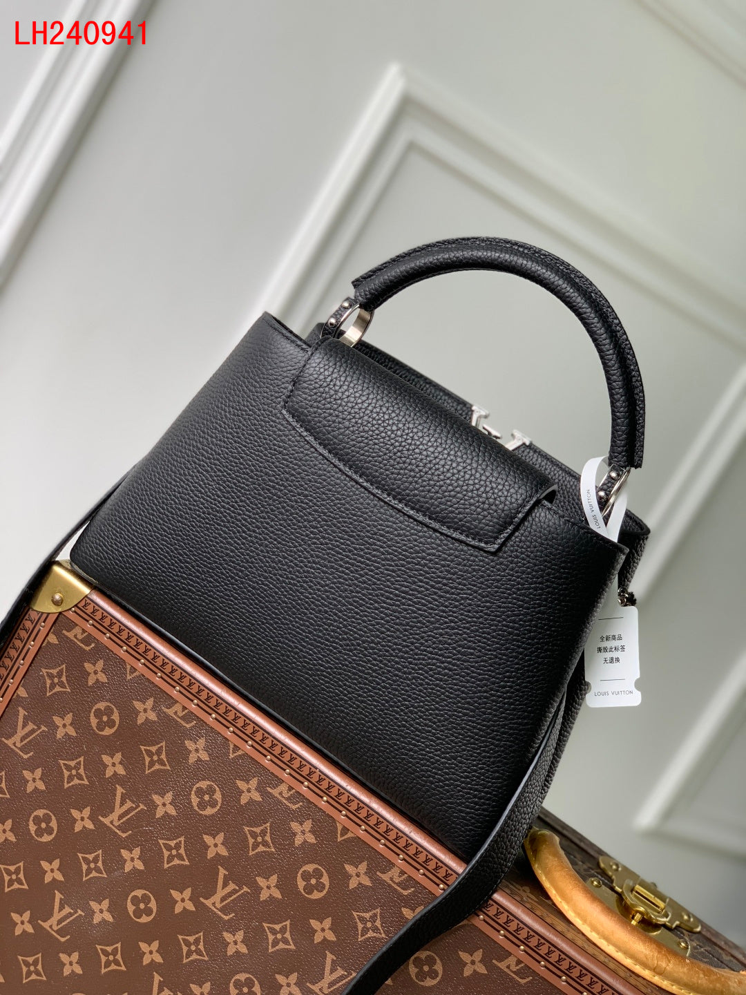 Louis Vuitton Capucines MM Taurillon leather