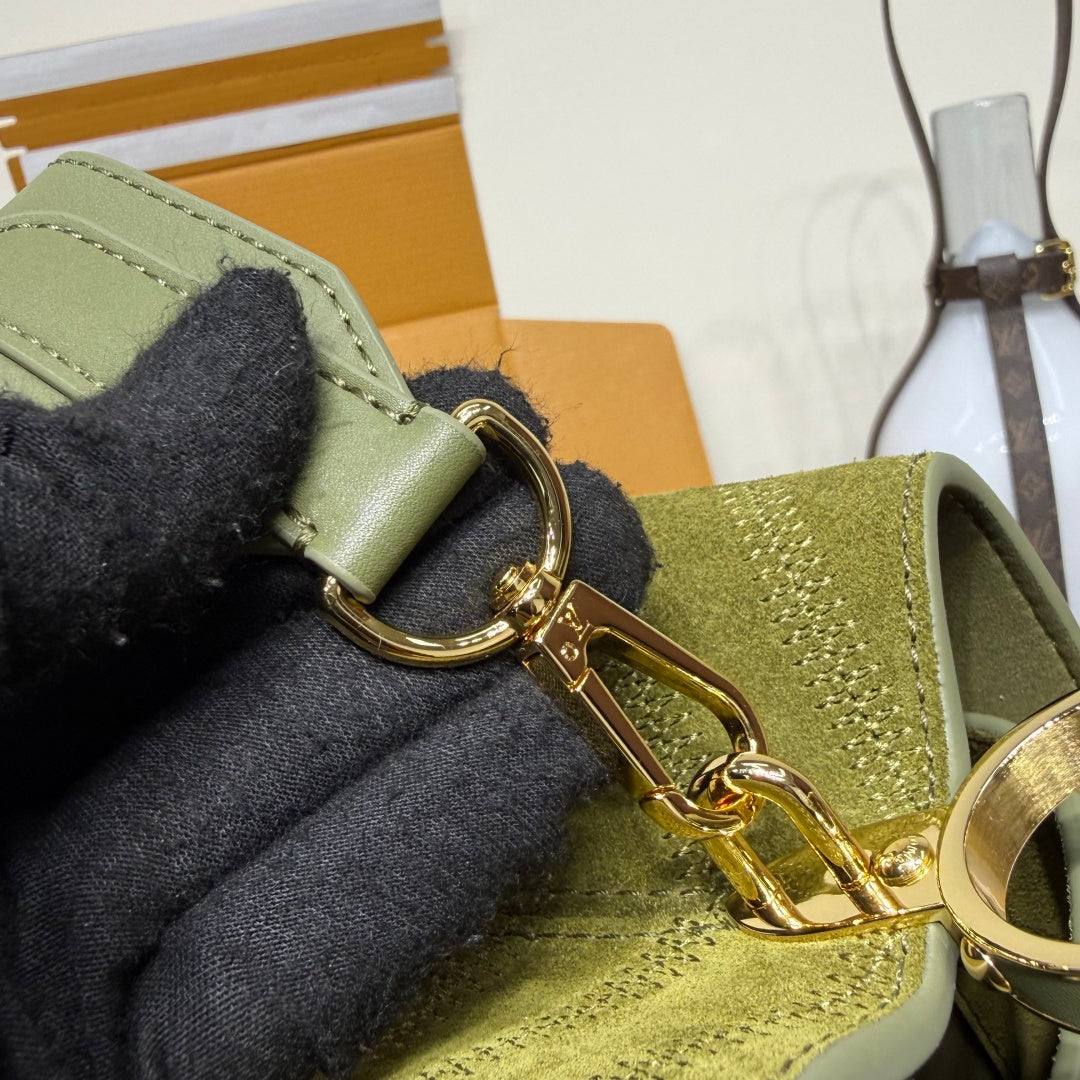 Louis Vuitton Capucines MM Souple Suede Bag