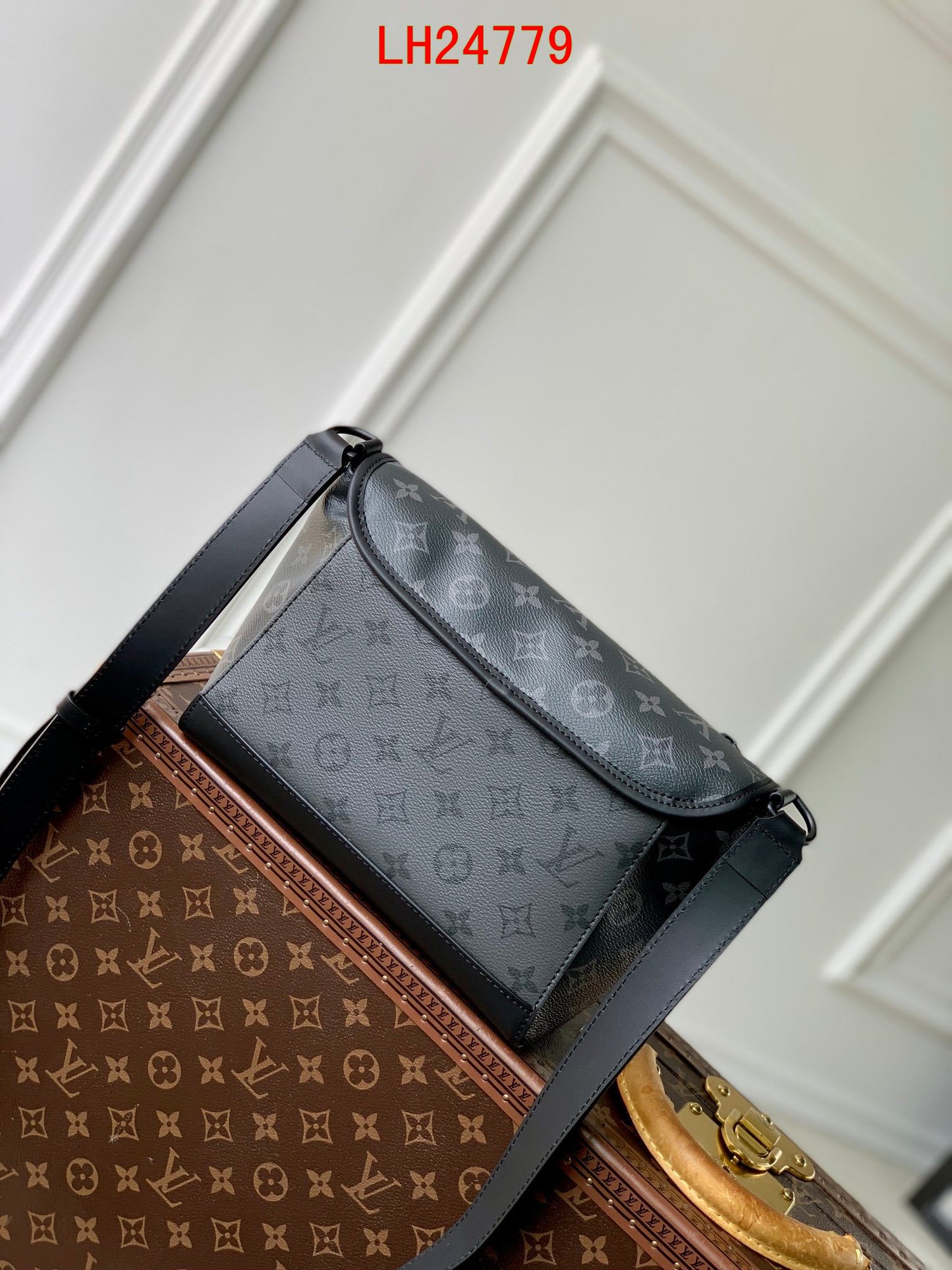 Louis Vuitton Pulse MM Messenger monogram