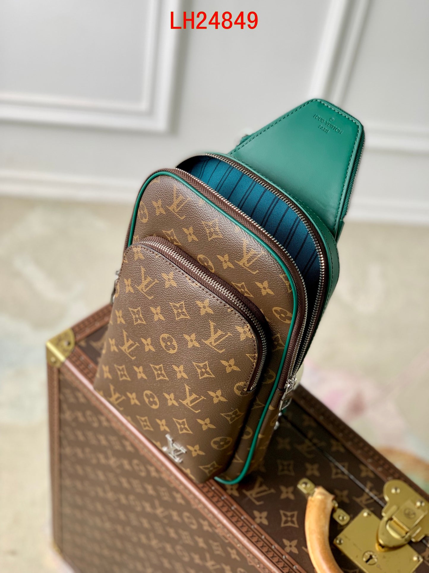 Louis Vuitton Avenue Slingbag