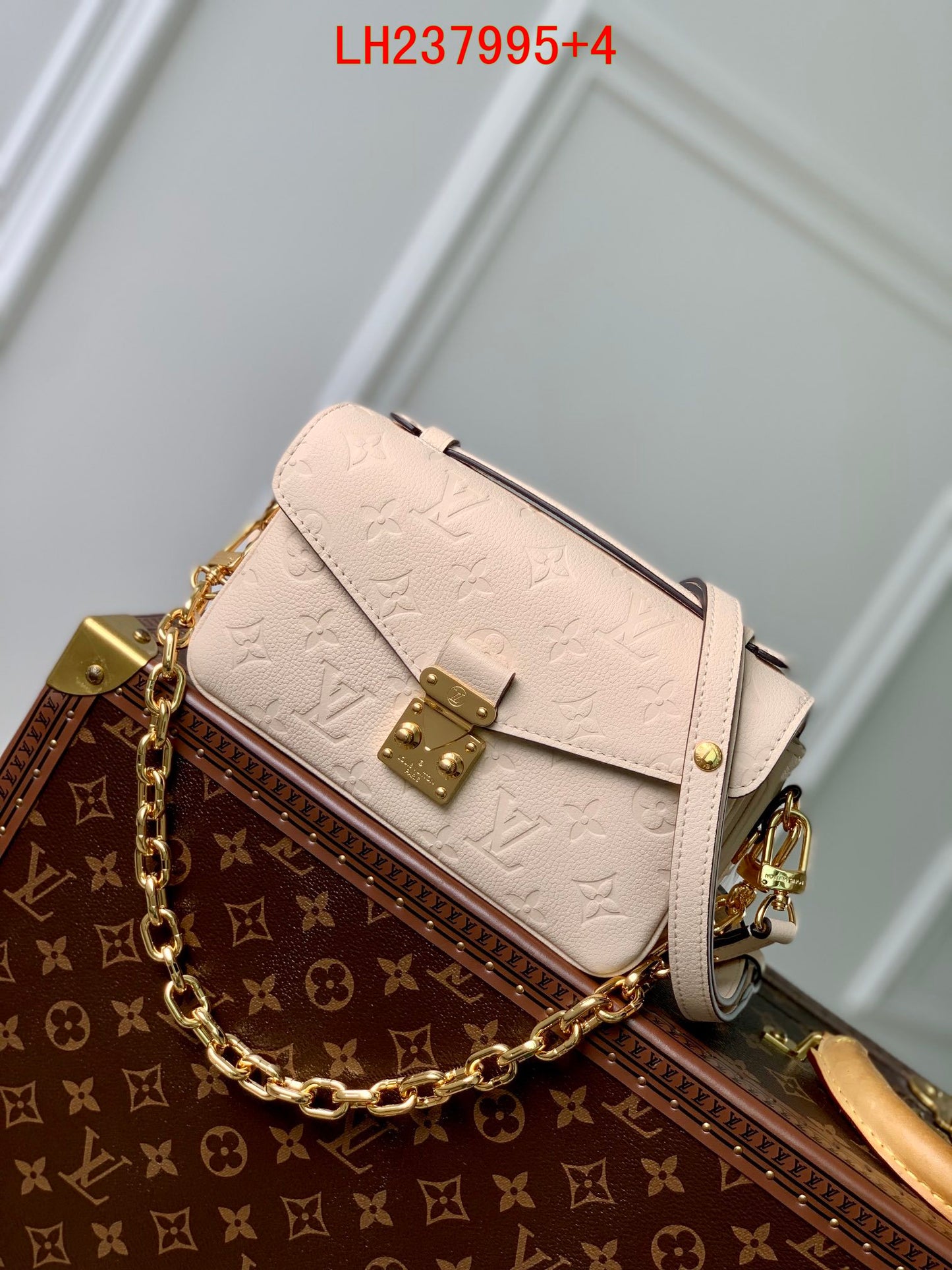 Louis Vuitton pochette metis east west