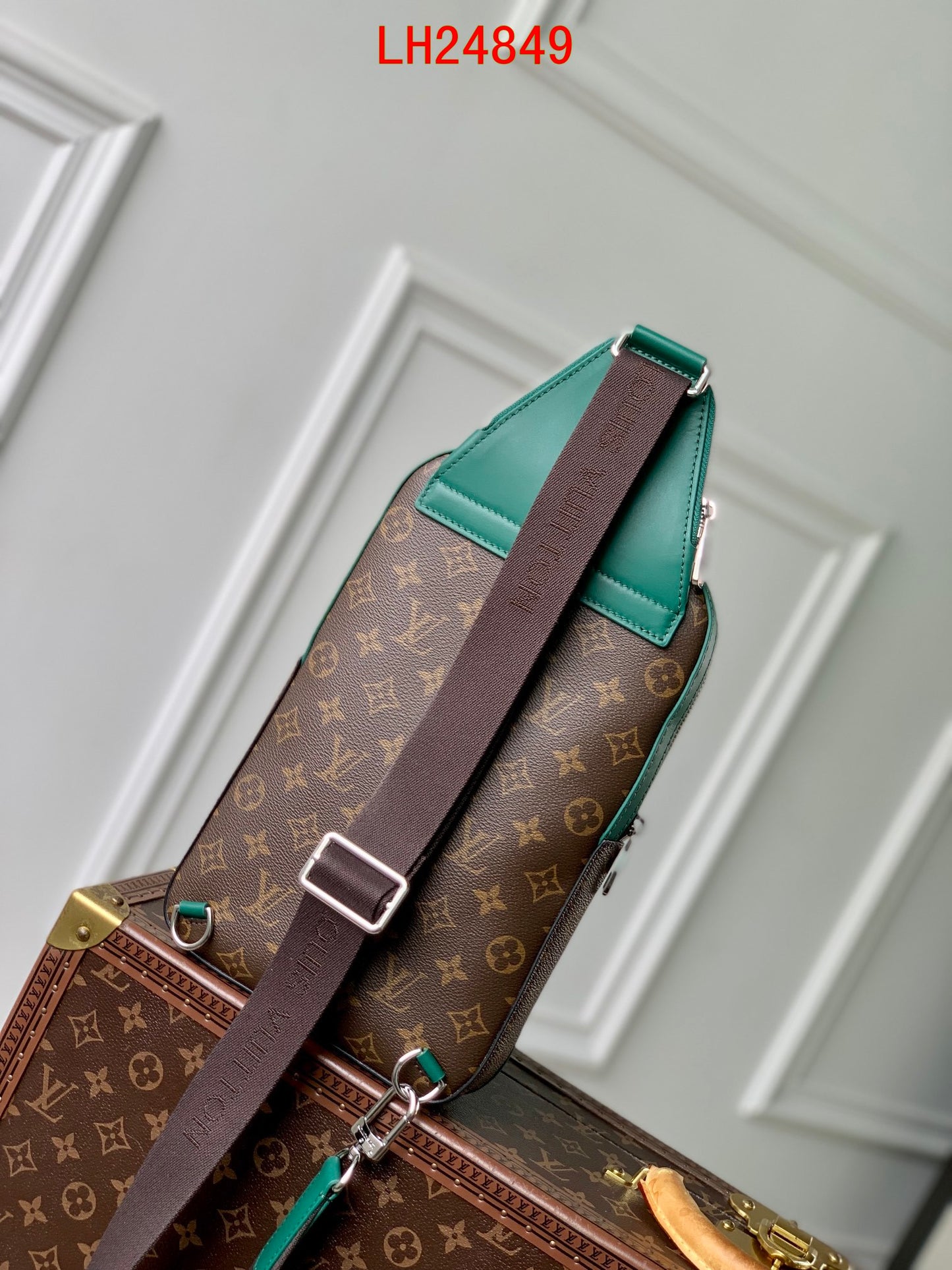 Louis Vuitton Avenue Slingbag