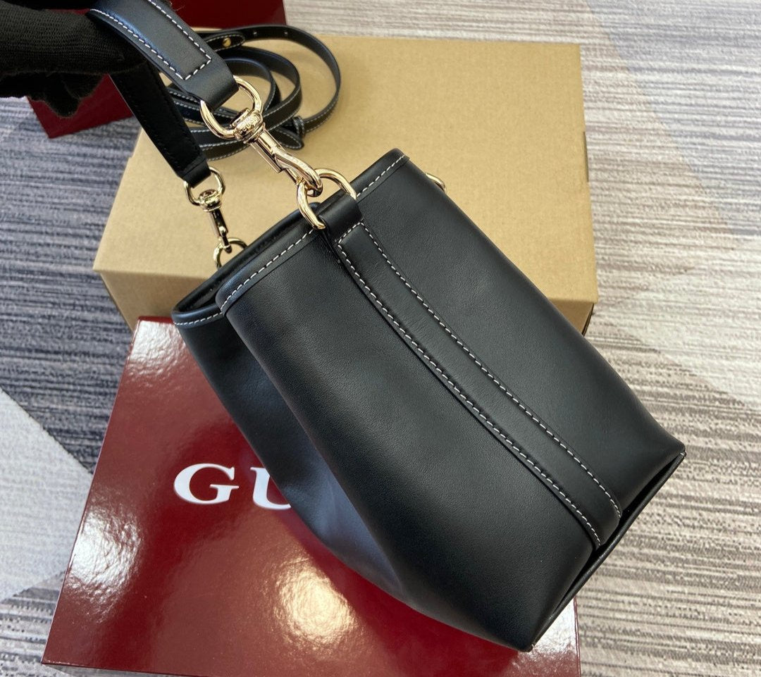 Gucci leather Emblem Bucket bag