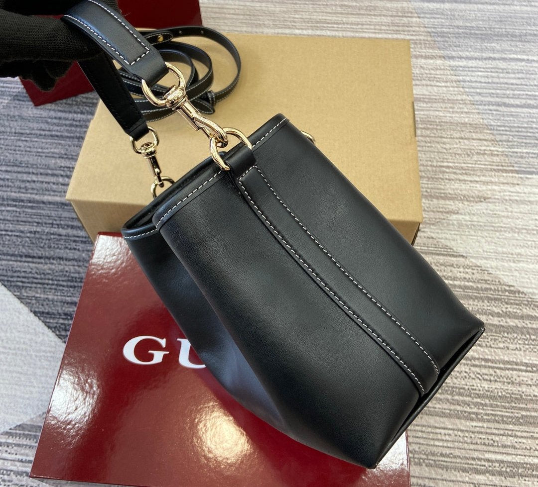 Gucci leather Emblem Bucket bag