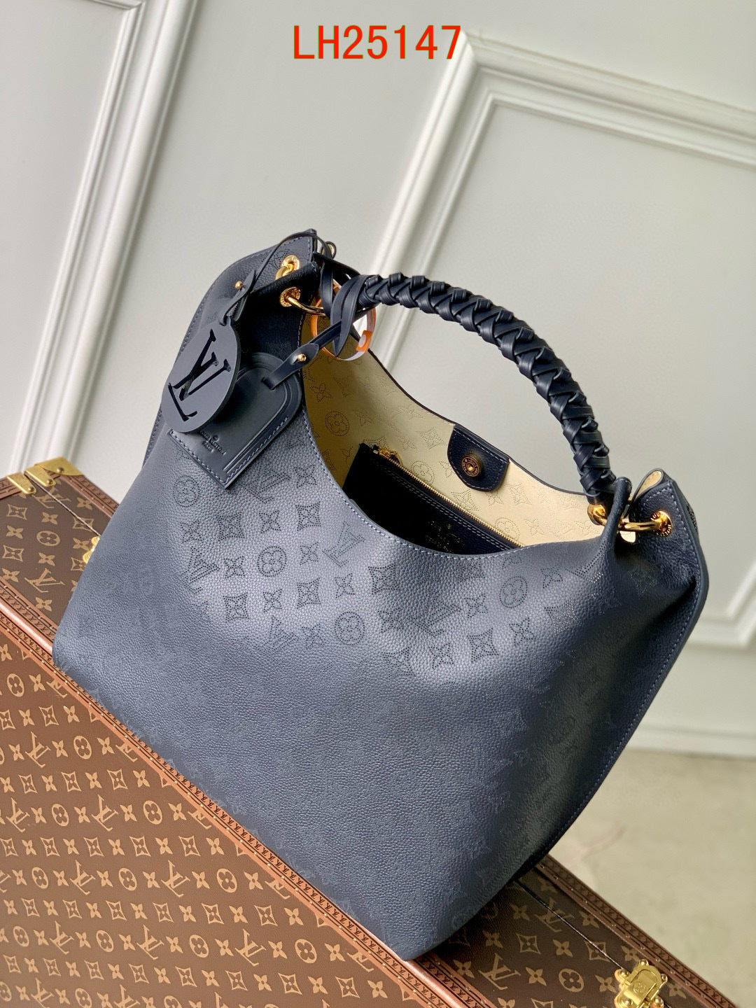 Louis Vuitton Carmel Hobo Mahina leather