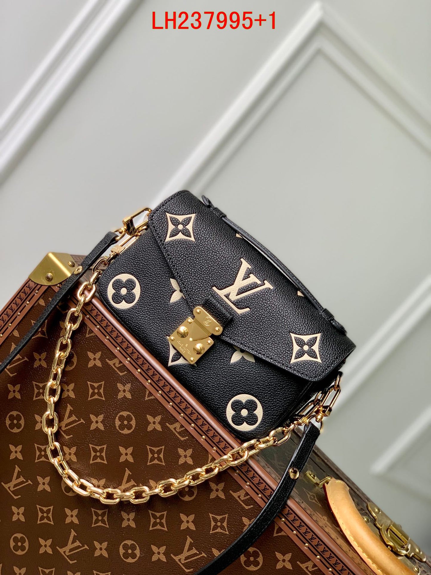 Louis Vuitton pochette metis east west