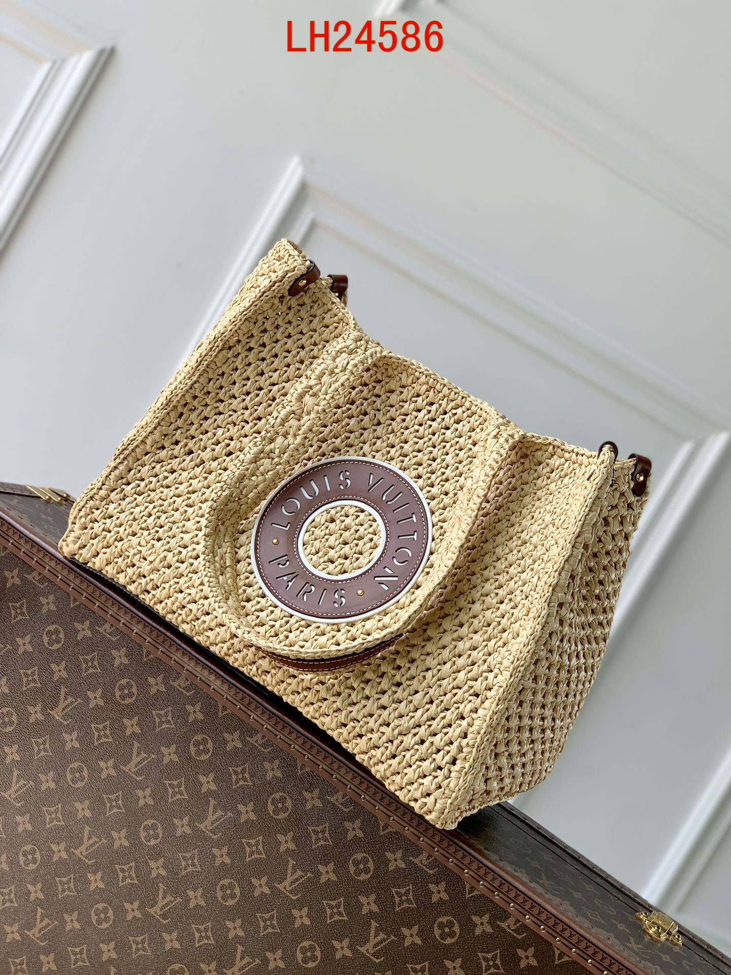 Louis Vuitton Onthego MM Straw bag By The Pool