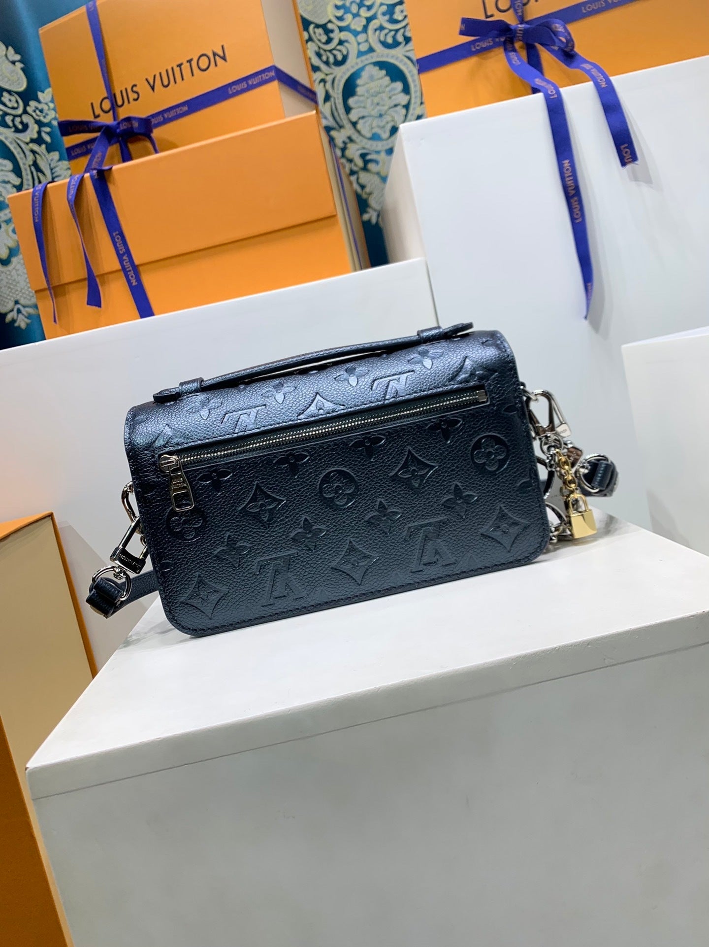 Louis Vuitton Pochette Métis East West