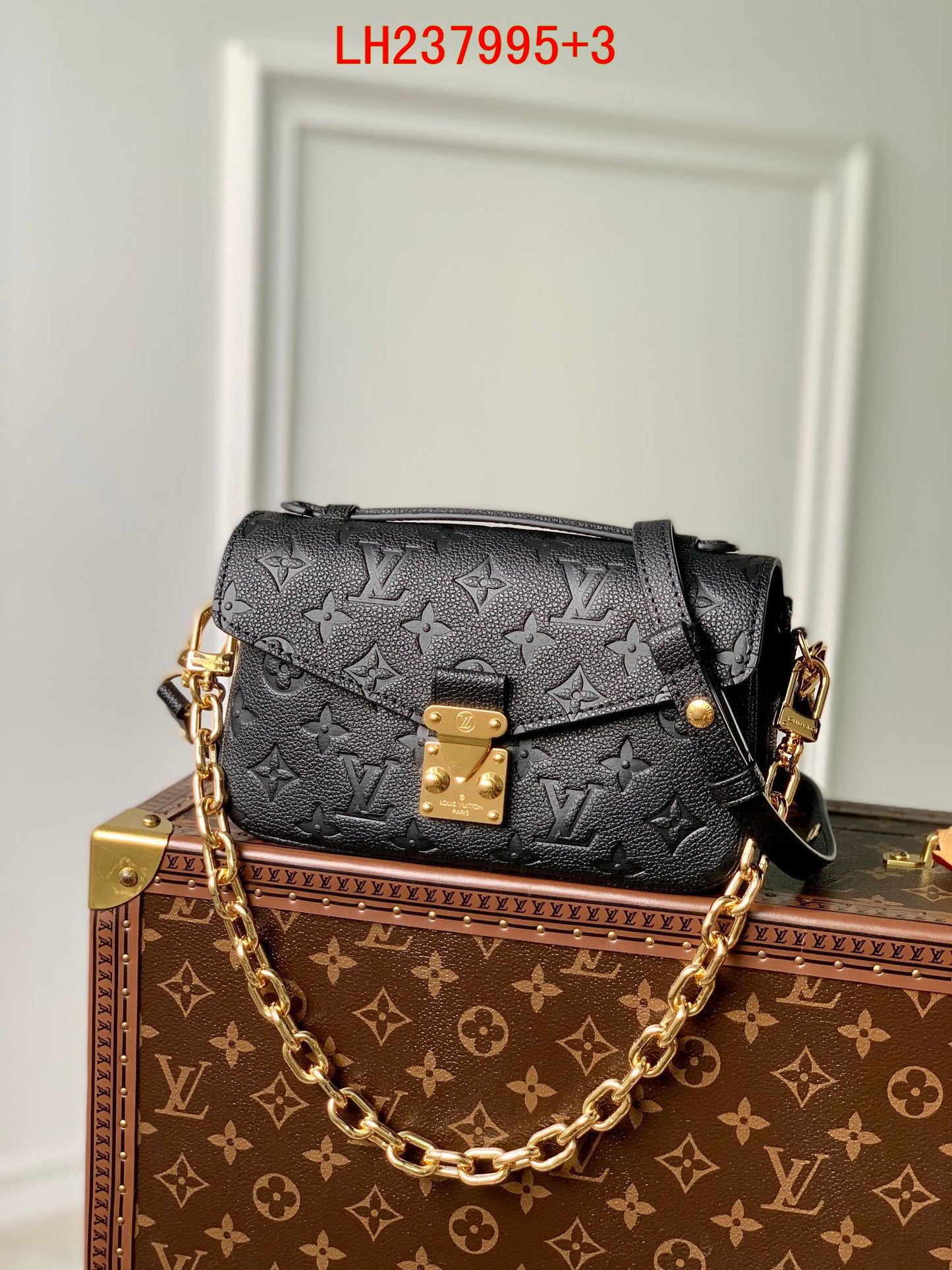 Louis Vuitton pochette metis east west