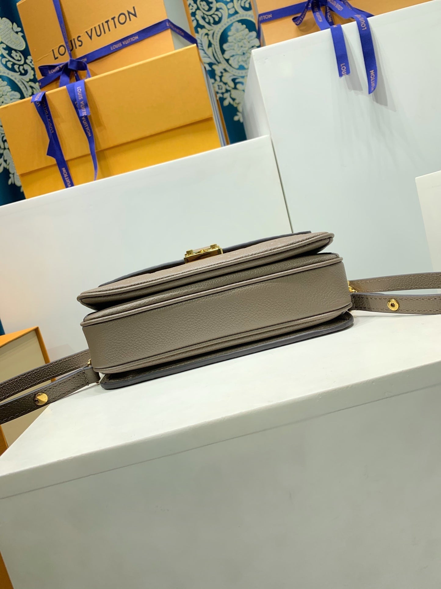 Louis Vuitton Pochette Métis East West