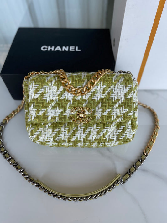 Chanel 19 Tweed bag