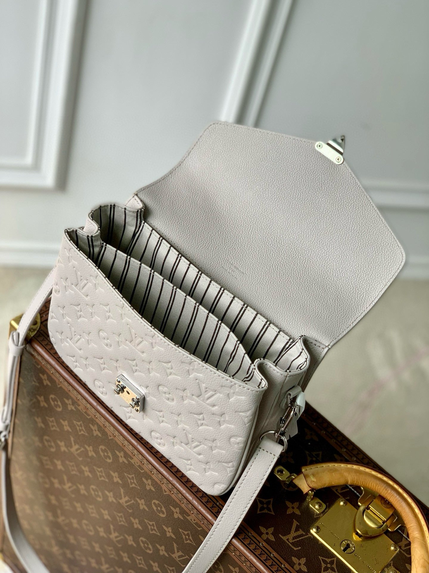 Louis Vuitton Pochette Métis empreinte