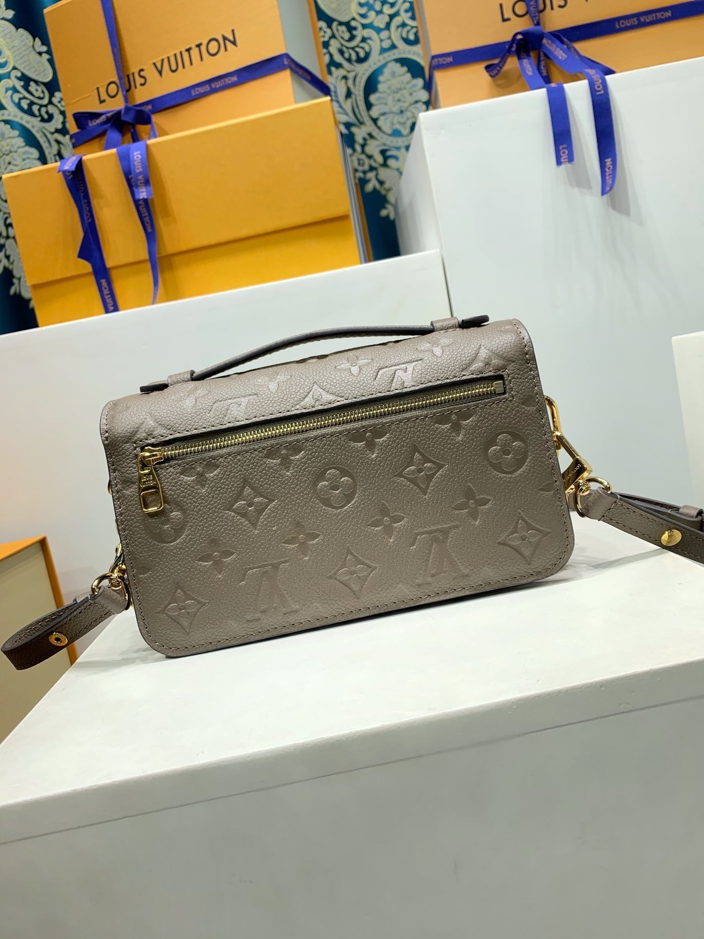 Louis Vuitton Pochette Métis East West