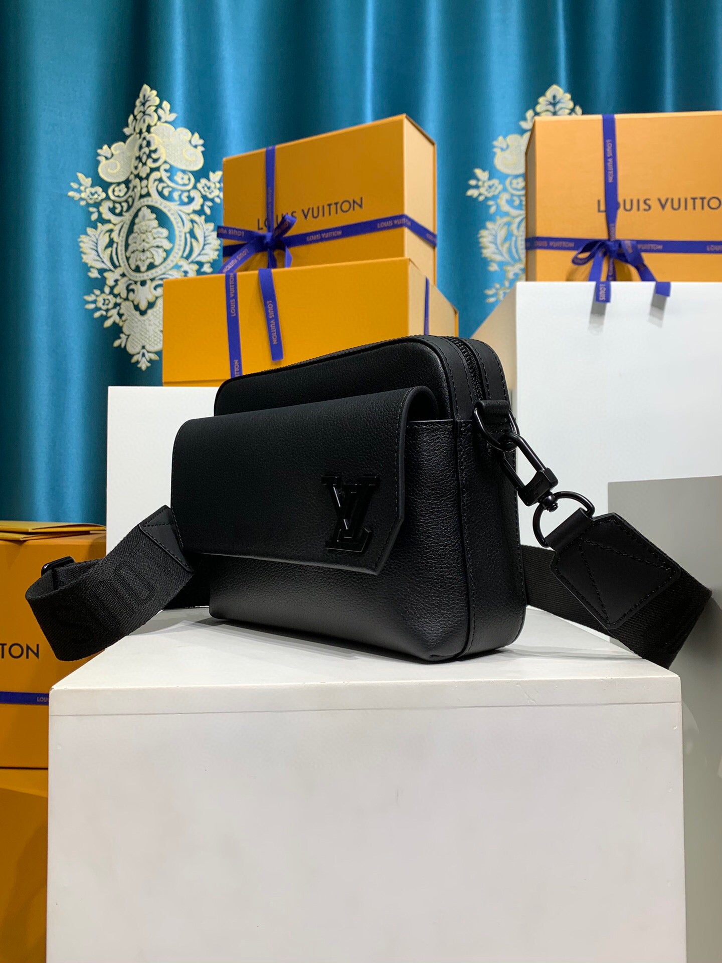 Louis Vuitton Fastline Messenger