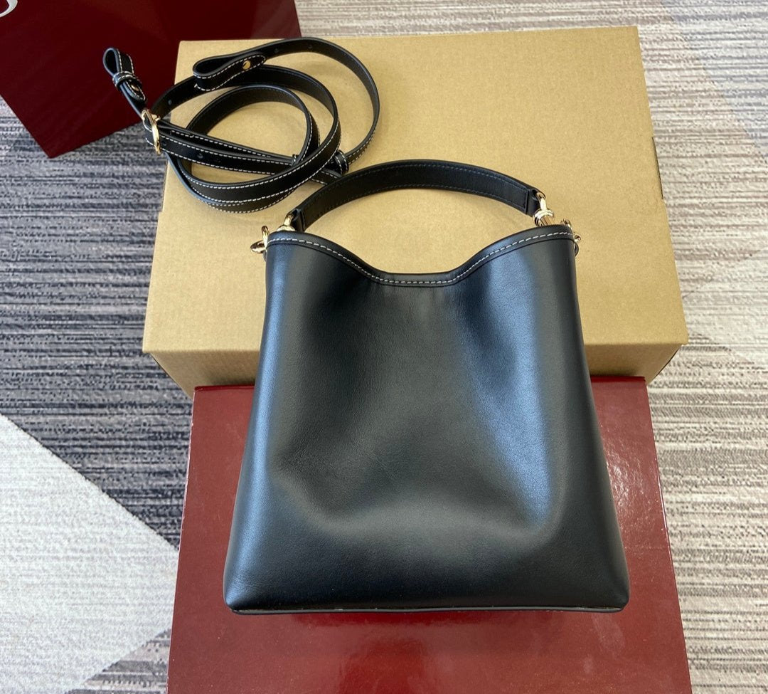 Gucci leather Emblem Bucket bag