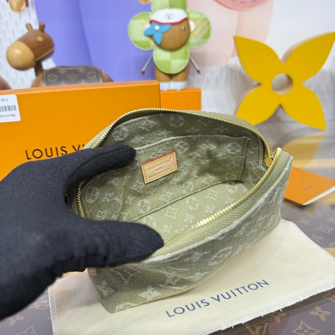 Louis Vuitton Pochette Cosmétique PM