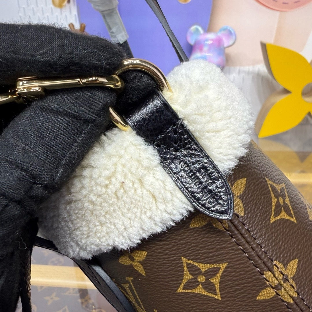 Louis Vuitton Neverfull Bandoulière Inside Out BB