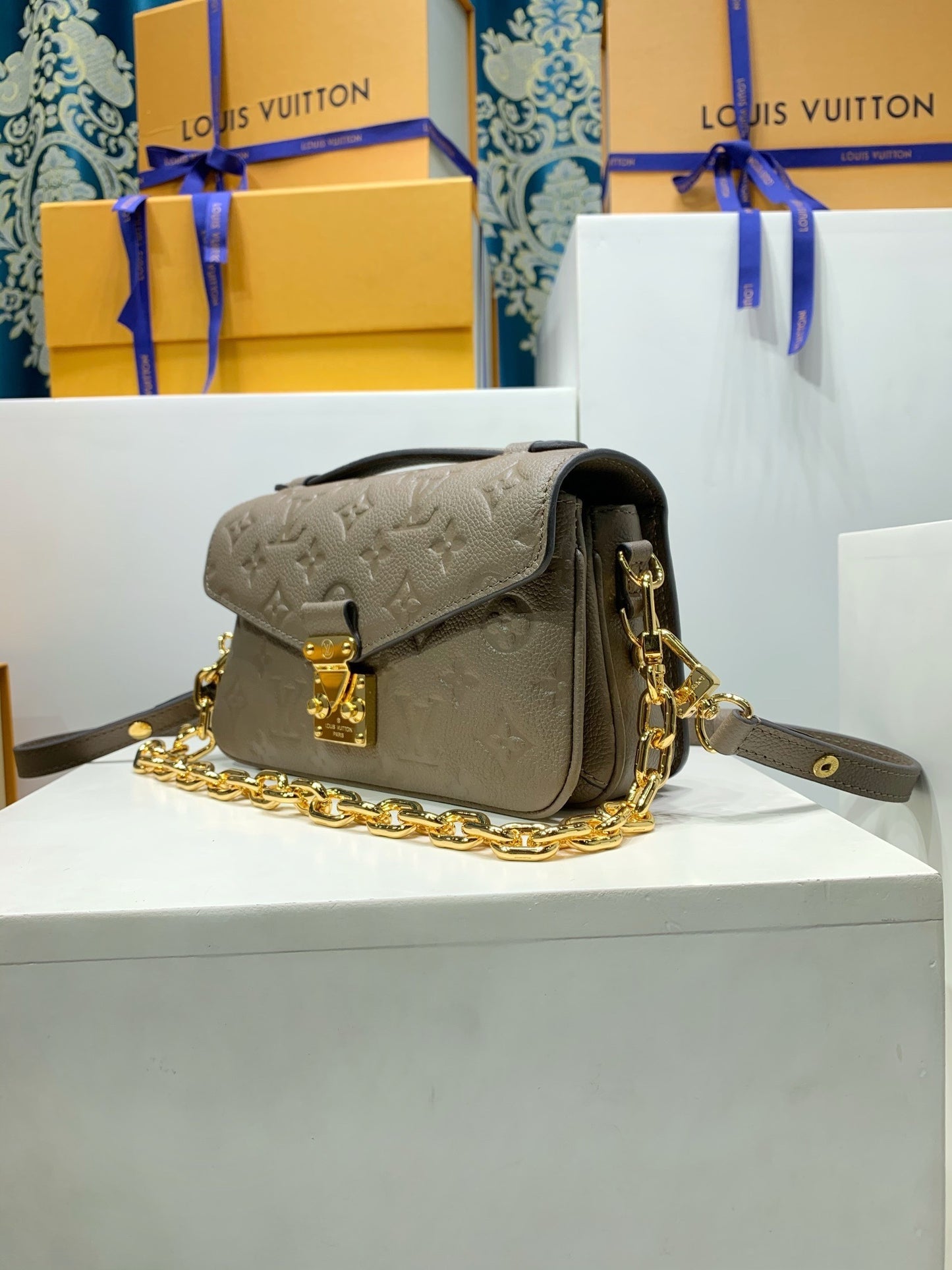 Louis Vuitton Pochette Métis East West