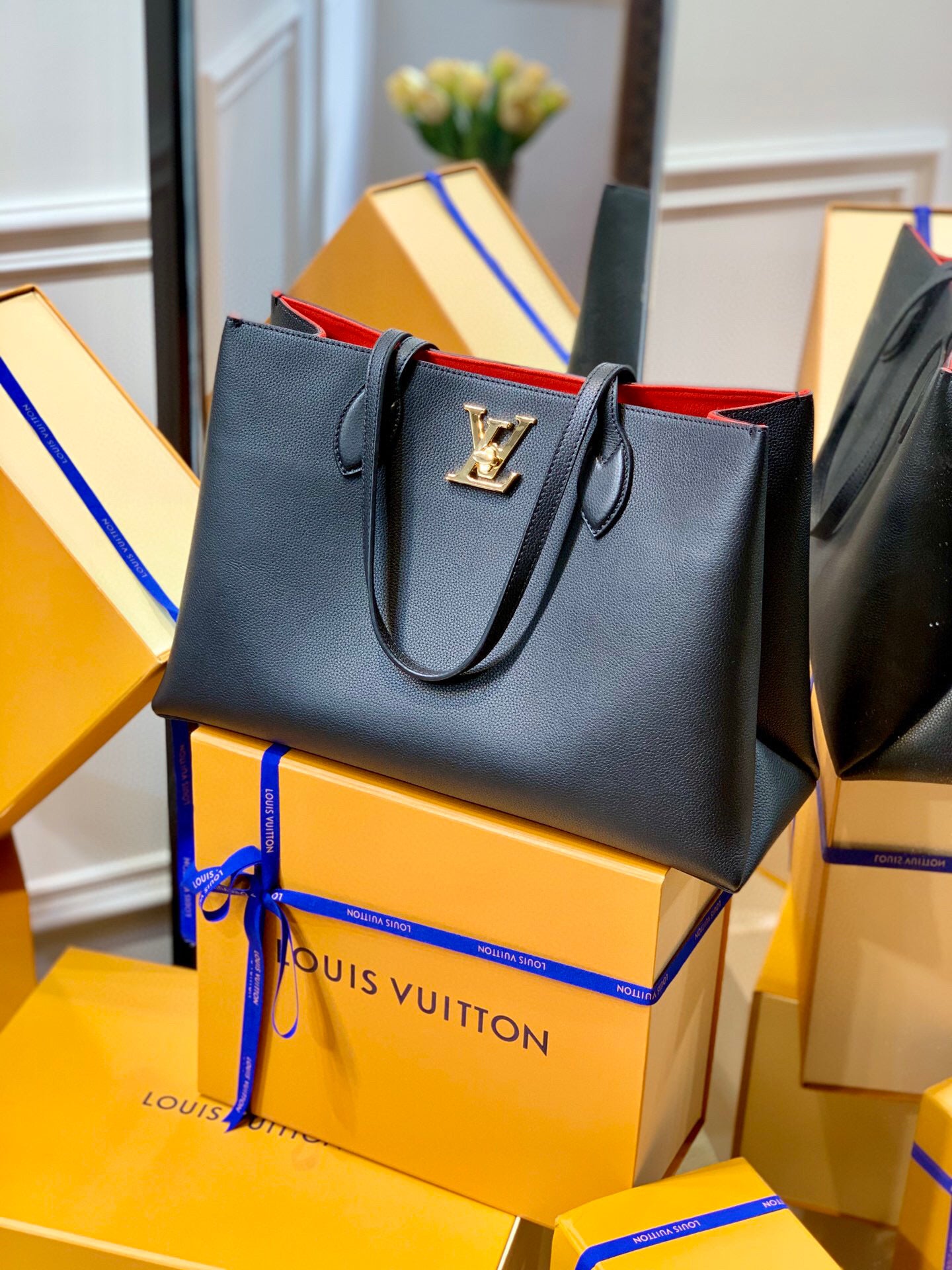 Louis Vuitton Lockme Shopper